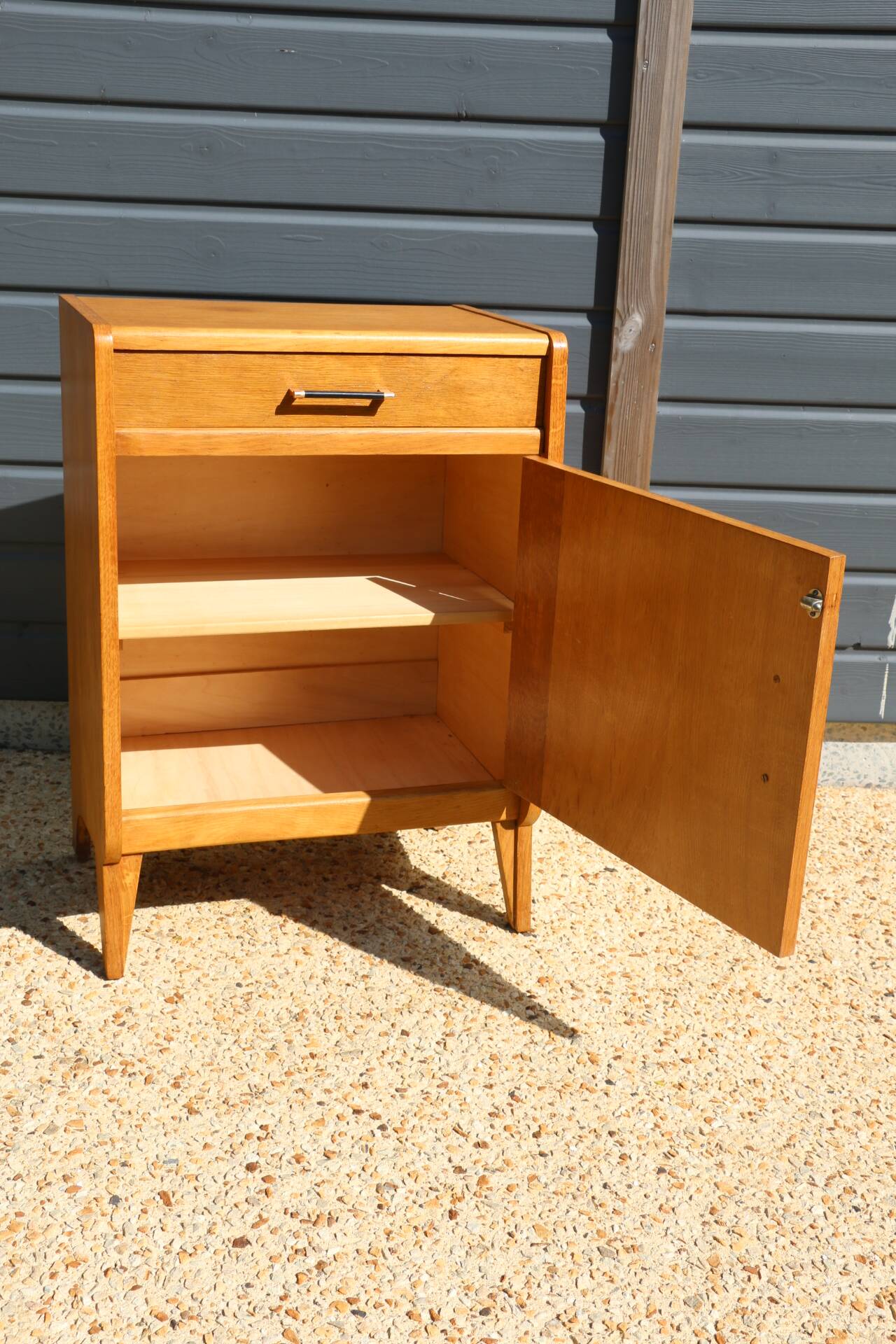 Furniture with 1 door and 1 drawer in light oak.