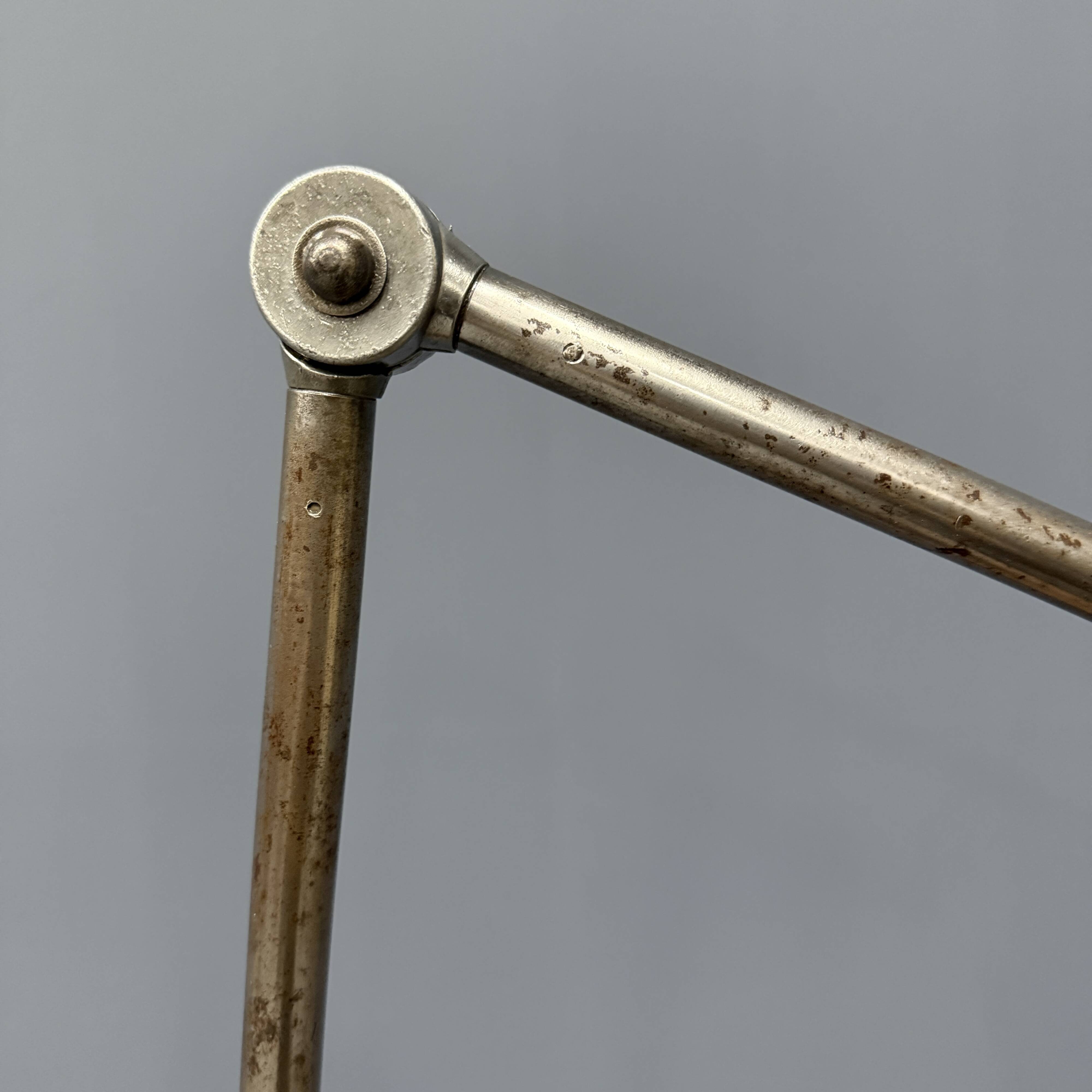 Grande lampe de table d'atelier Kandem modèle 566