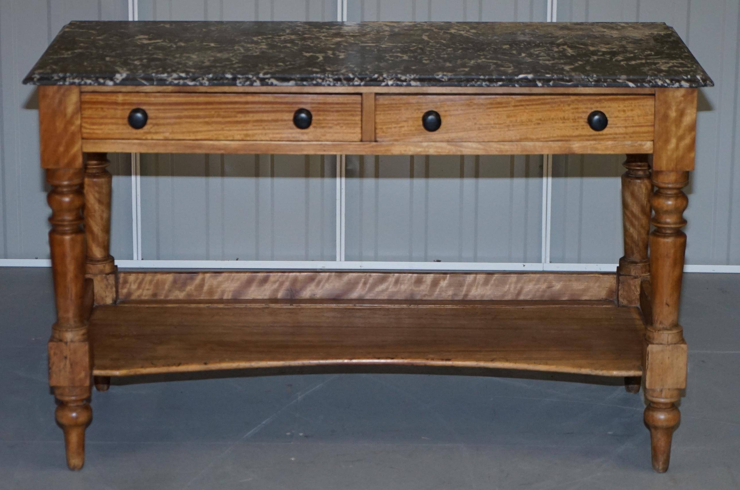 Victorian writing desk or console from 1880 in satin wood and marble.