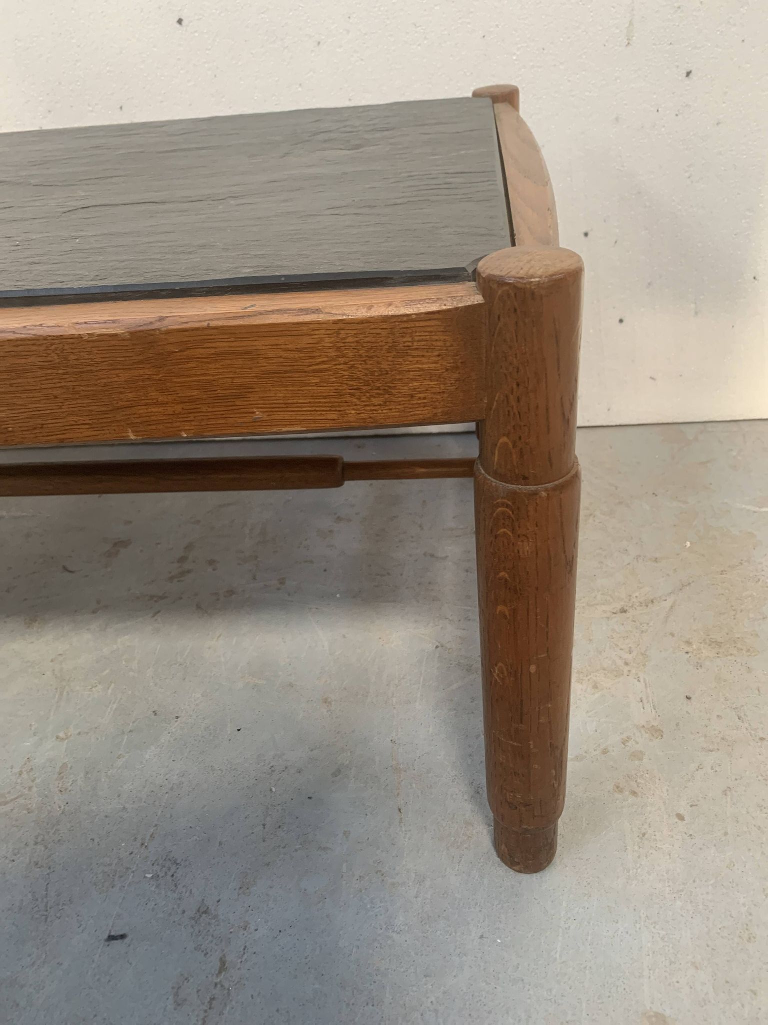 Table de salon en chêne et plateau d'ardoise XX siècle