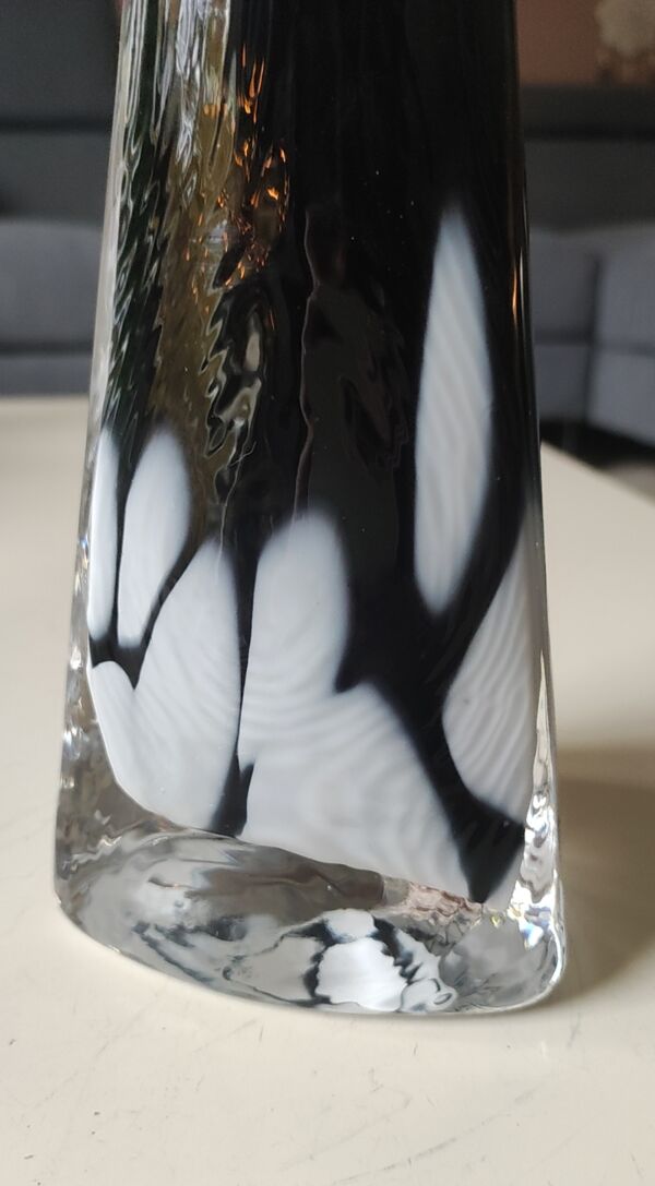 Vase triangulaire Noir Volutes fumée blanches.Dorothéenhütte Glashütte