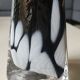 Vase triangulaire Noir Volutes fumée blanches.Dorothéenhütte Glashütte