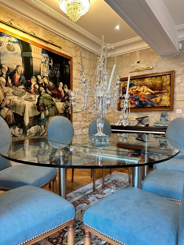 Table ghibli en verre avec 8 chaises parisiennes pieds sabrés roche bobois