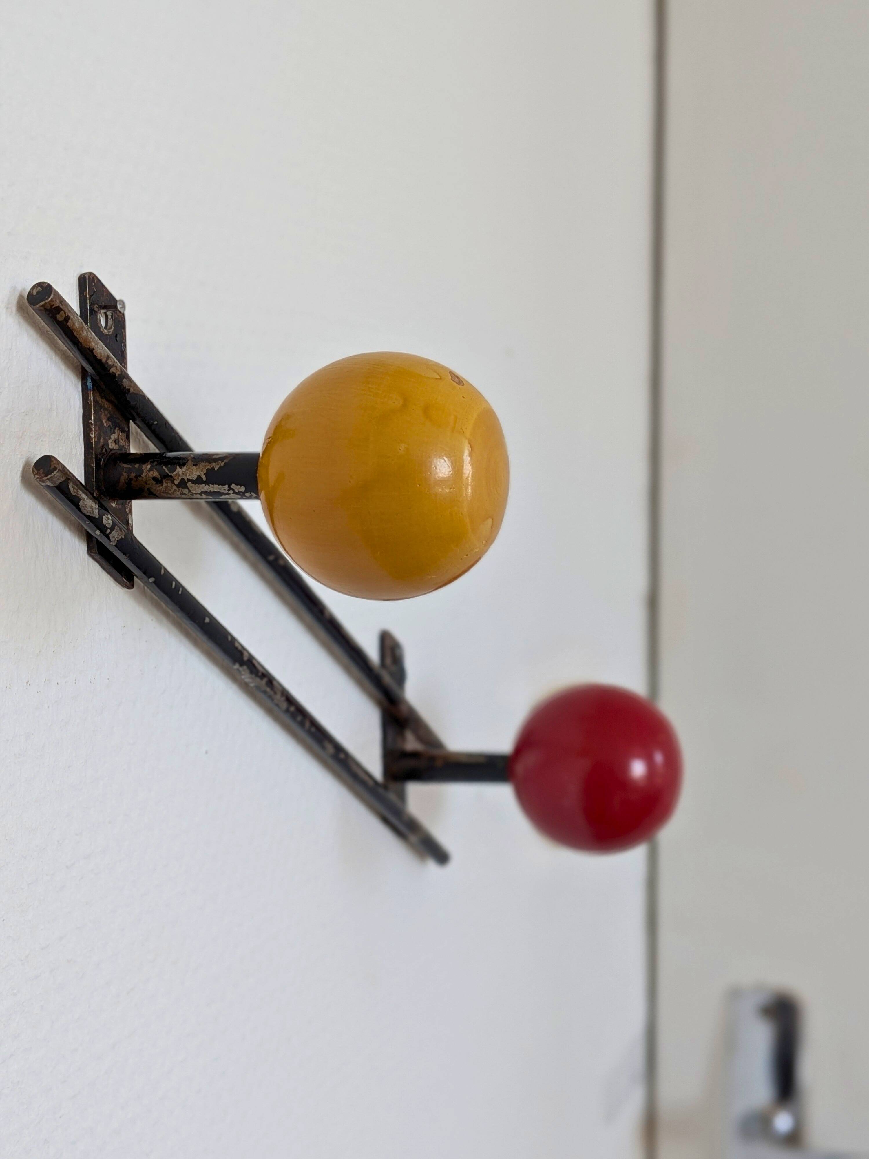 Porte manteau mural boules bois métal noir années 60