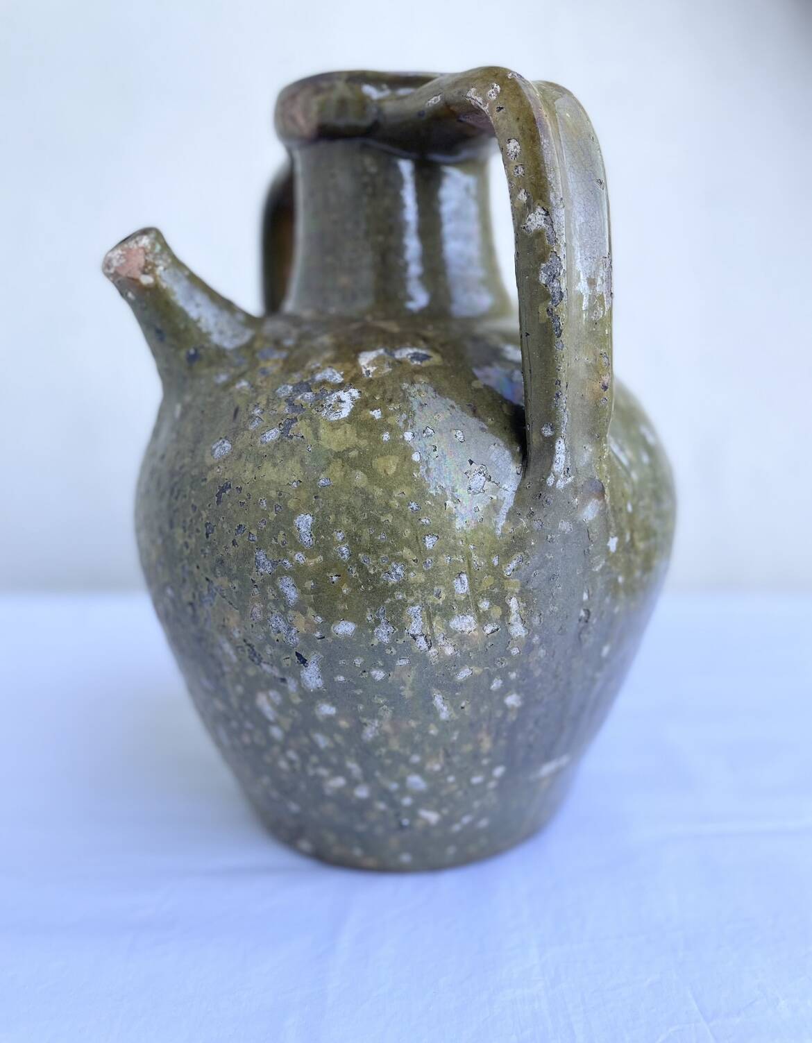 Ancient oil jar in glazed terracotta, khaki green — Auvergne, Lezou
