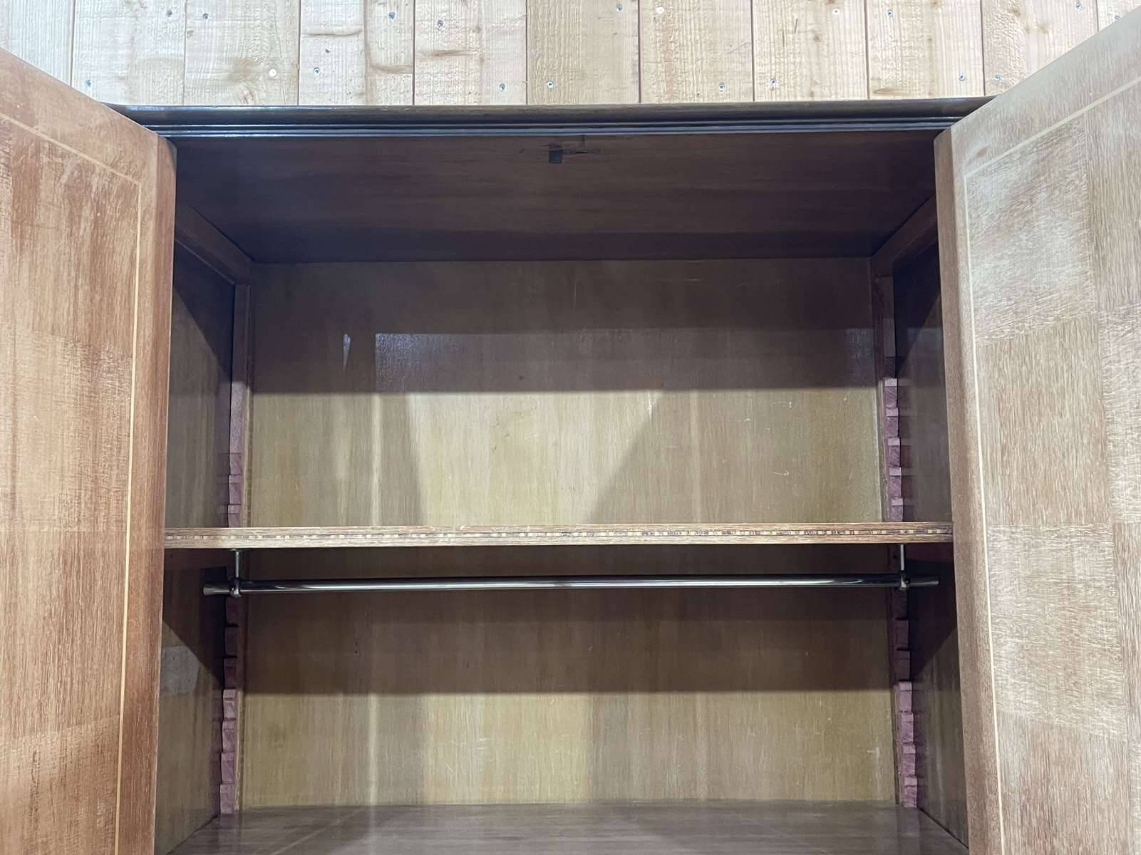 Armoire de chambre Art déco en loupe de noyer, travail des années 1940
