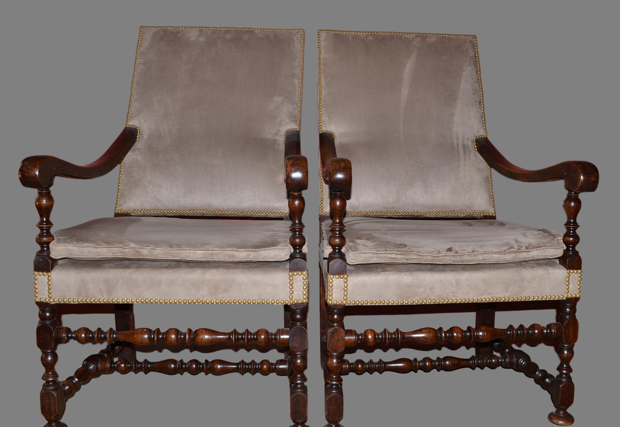 Armchairs in walnut early 18th century in pair