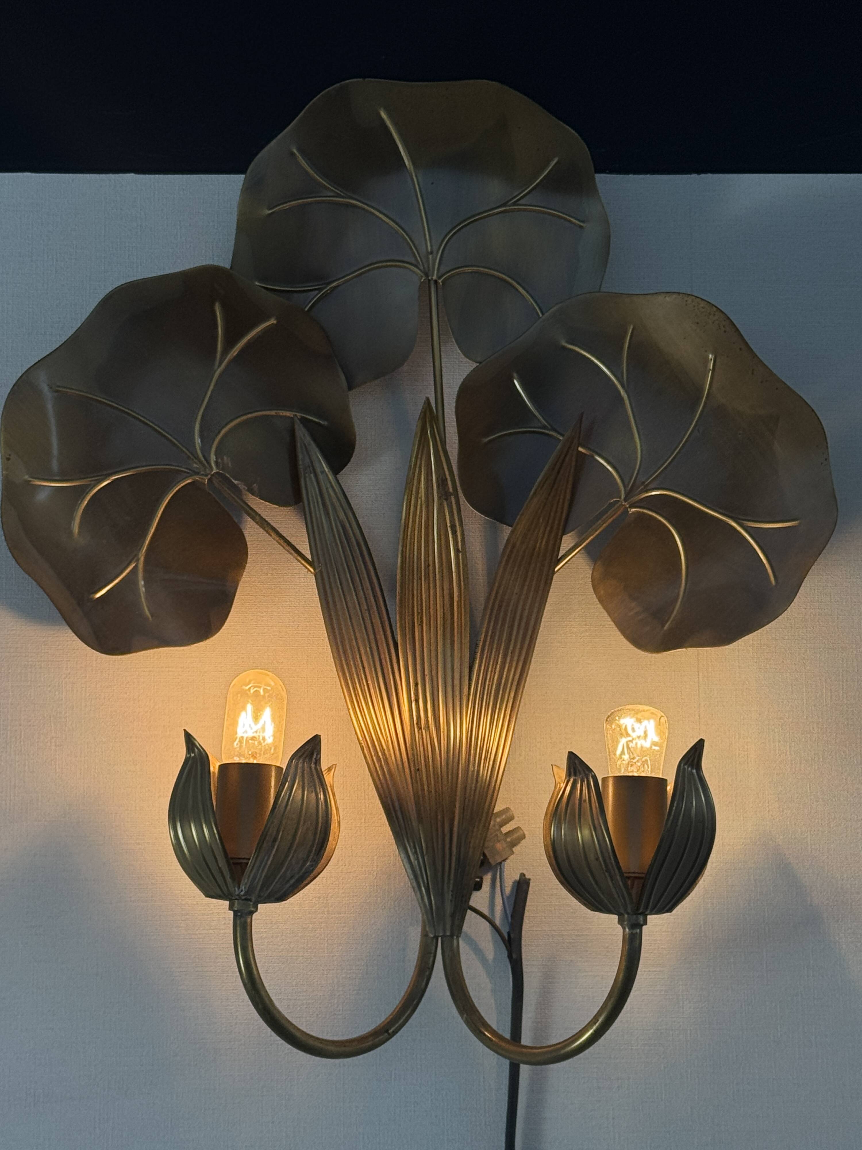 Golden brass wall lamp water lily 2 lights Hollywood Regency — 1970s