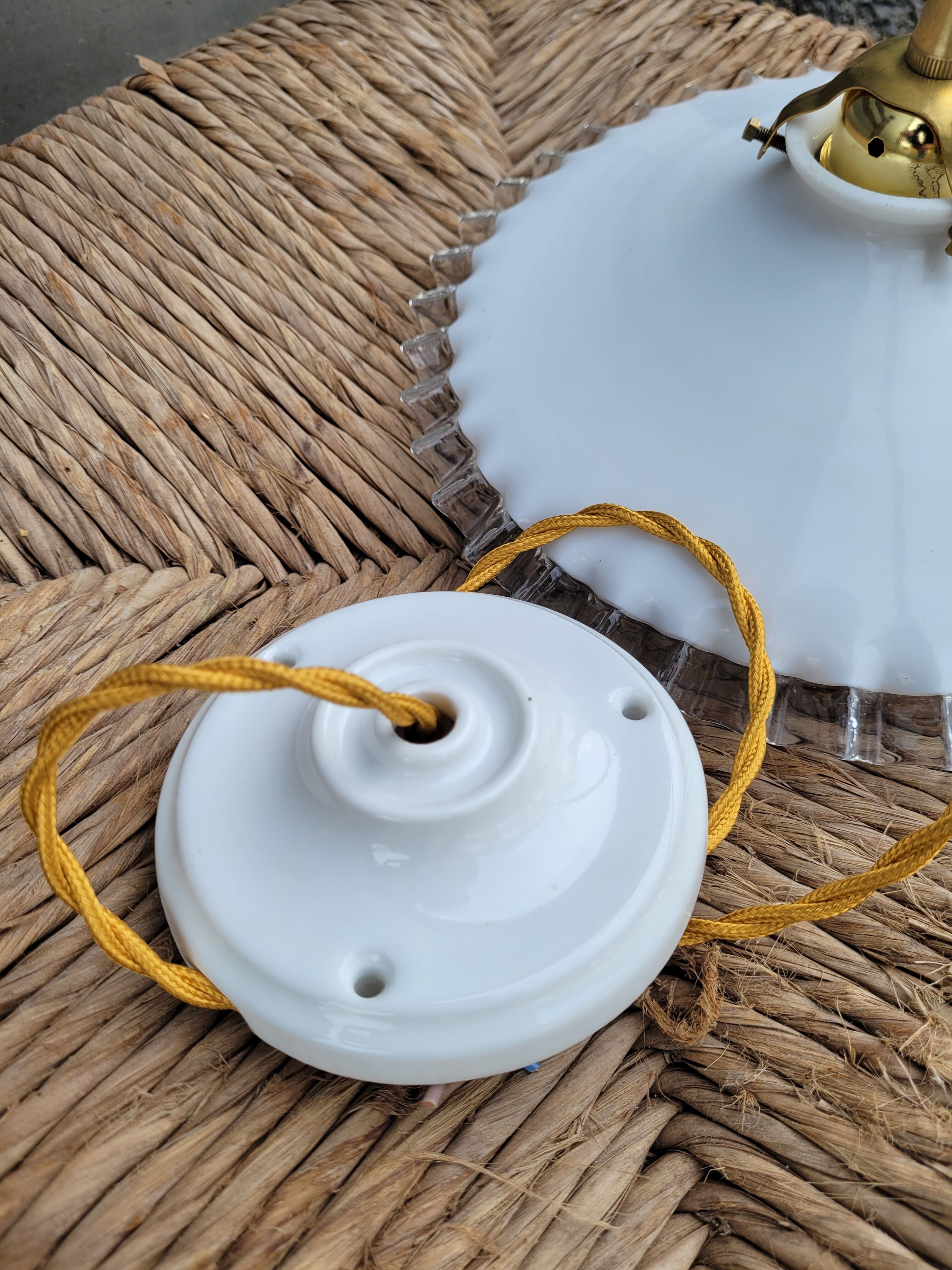 Serrated opaline suspension