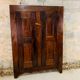 Portes anciennes en bois d'une armoire savoyarde chalet montagne vintage
