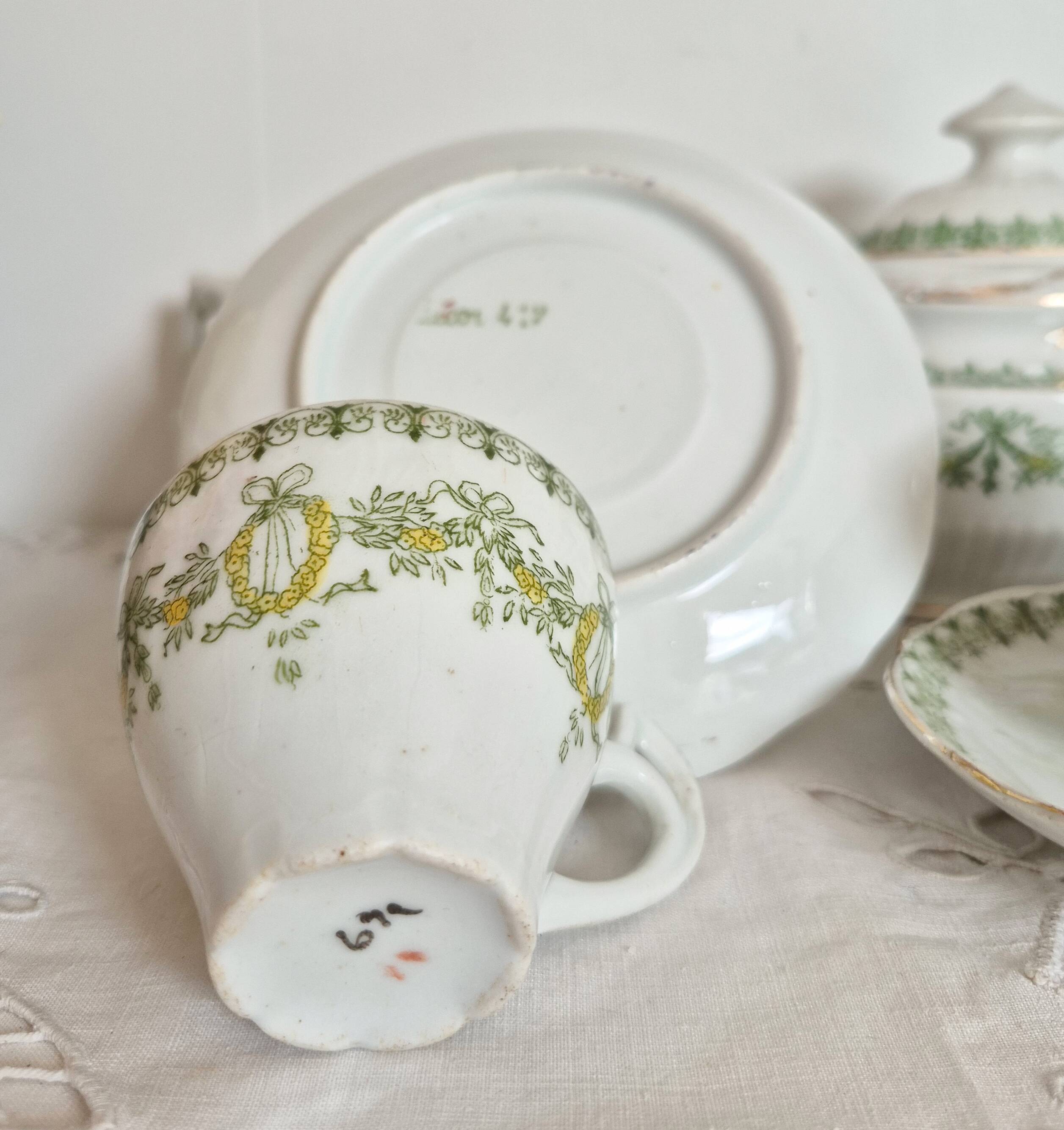 Fine porcelain coffee service, green and gold (ref 5)