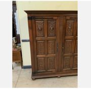 Armoire néogothique ancienne avec compartiment à linge