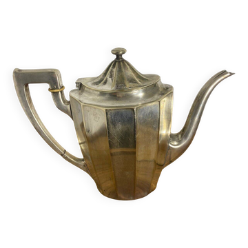 Théière en métal argenté Art Déco avec décoration facettée.
