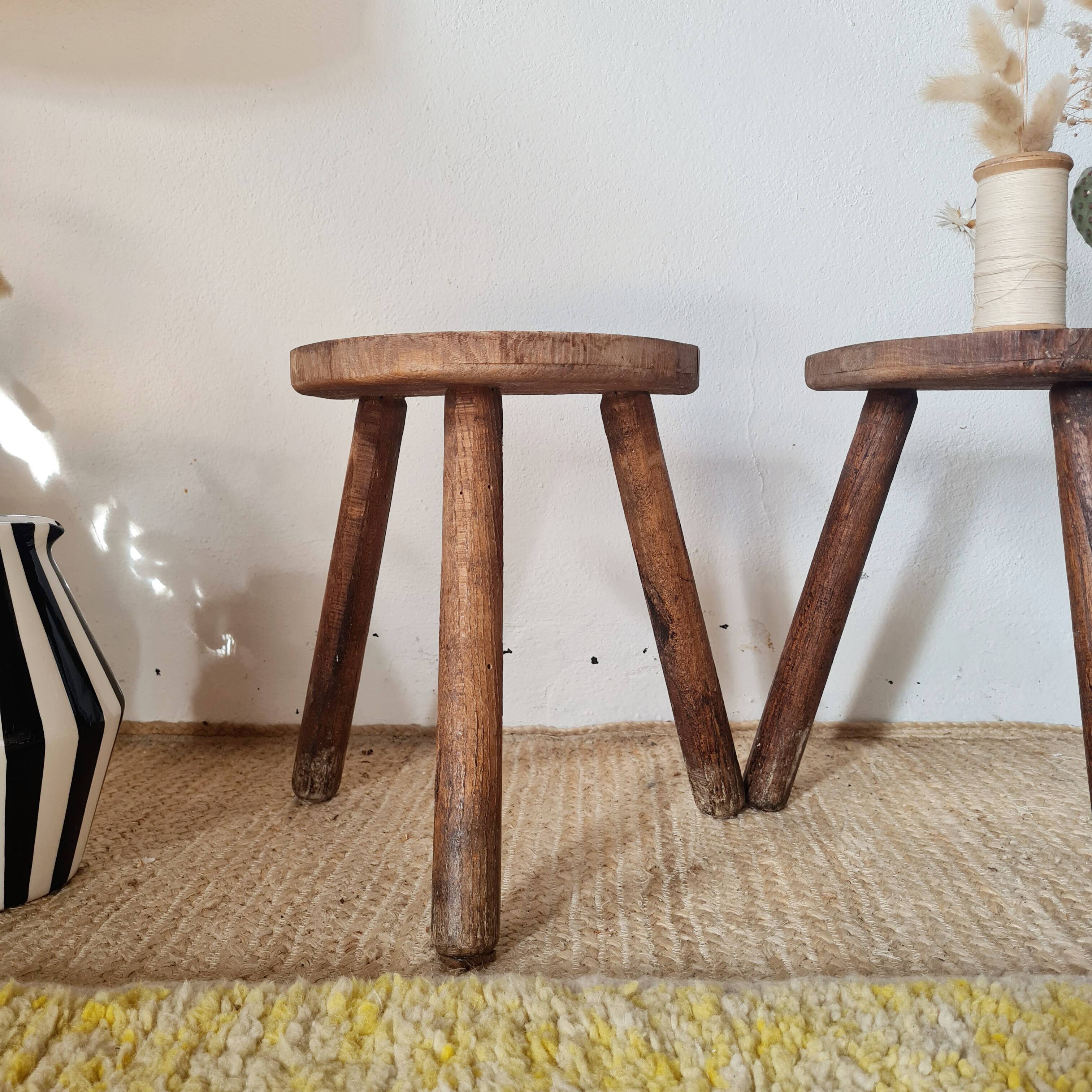 Vintage tripod stool in brutalist wood - folk art