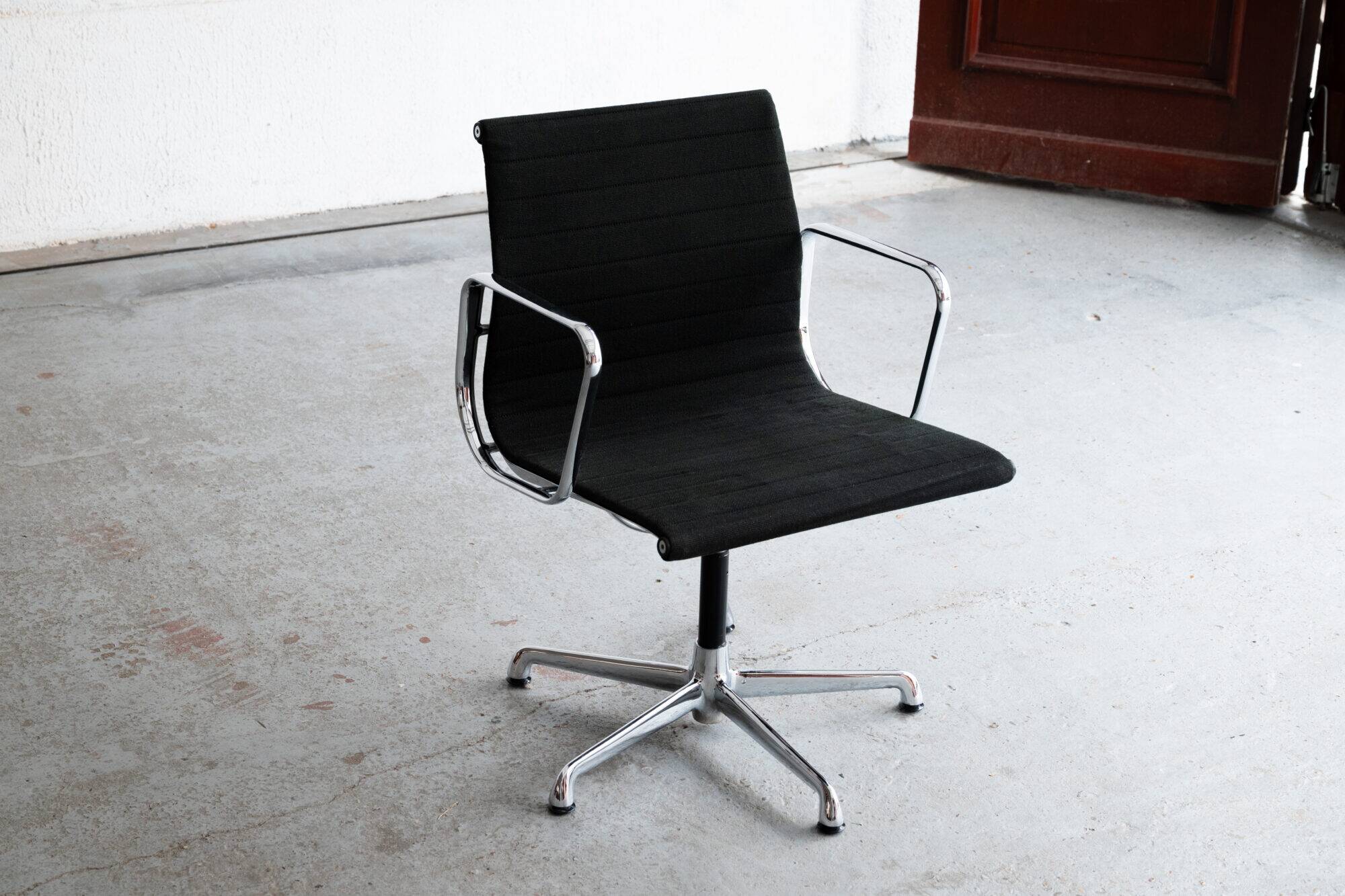 Paire de chaises de bureau ‘EA108’ par Charles & Ray Eames