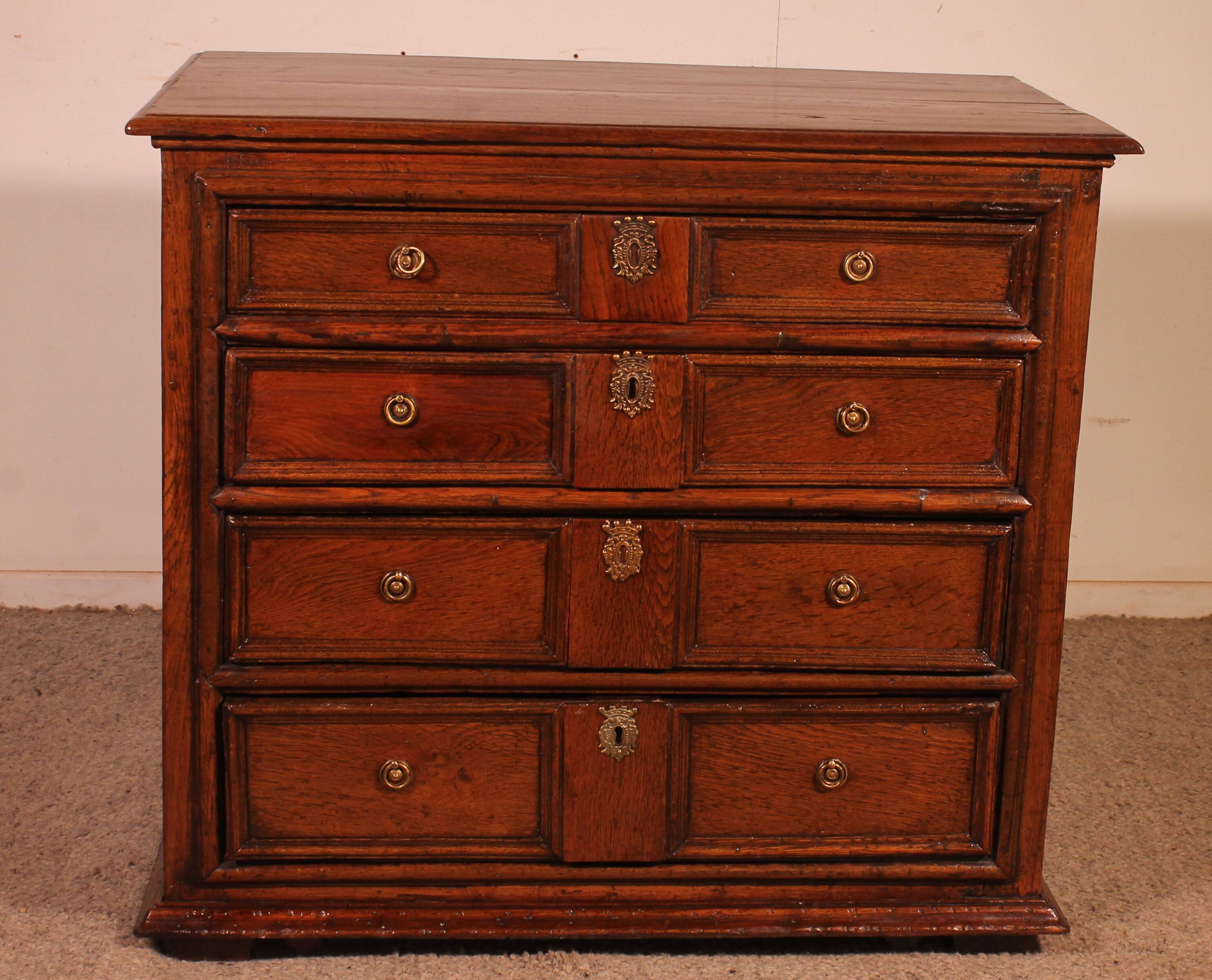 English oak chest of drawers, early 18th century