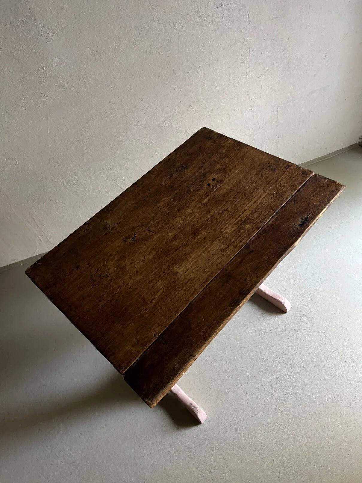 Bureau rustique peint en rose avec plateau marron