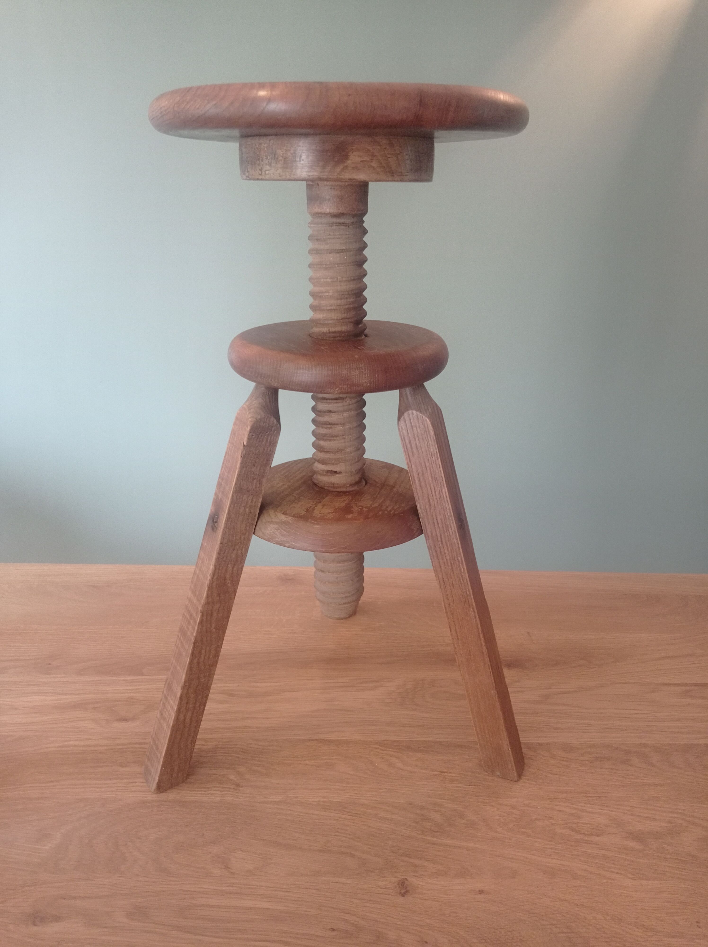Screw watchmaker's stools