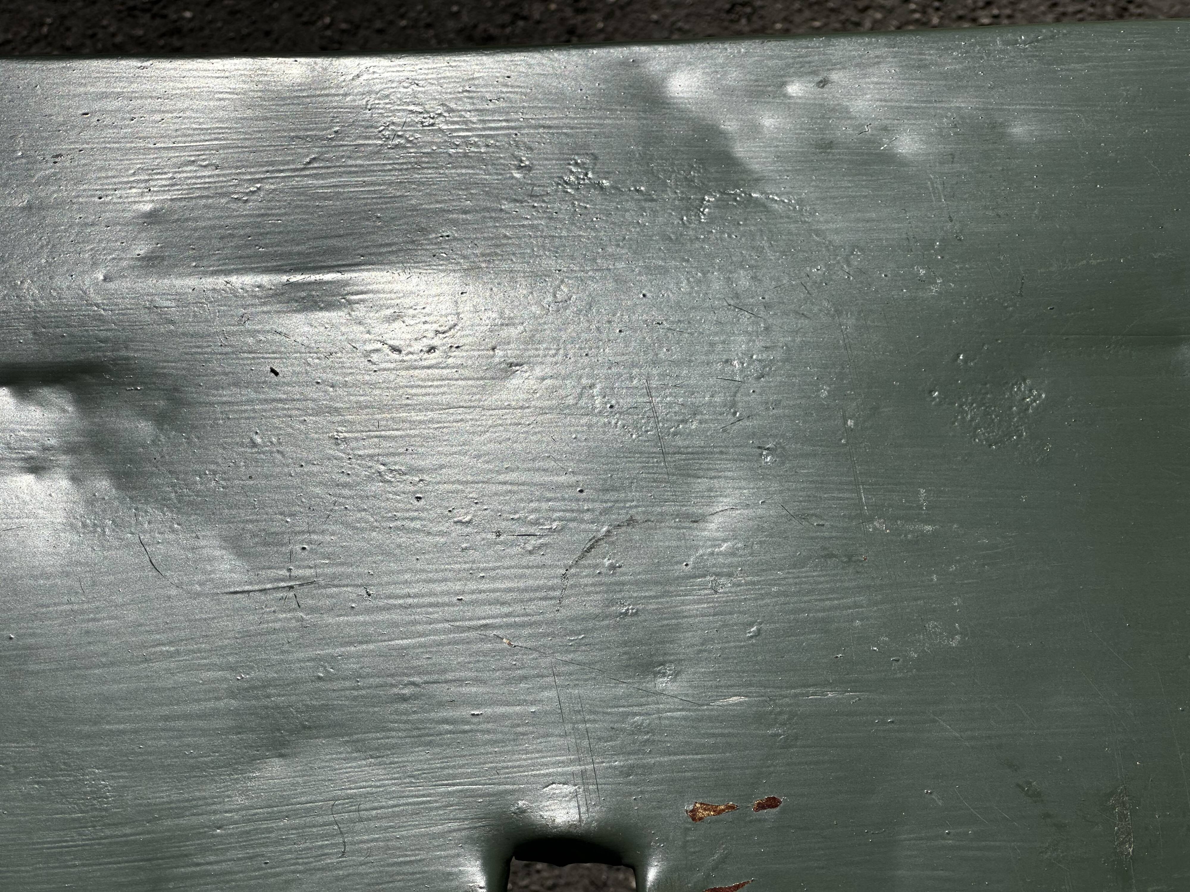 Table de jardin ou bistro pliante en tôle kaki début années 50