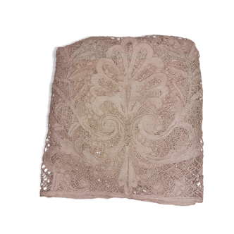 Ancient table path, or other lace with a thick and scruped croche.