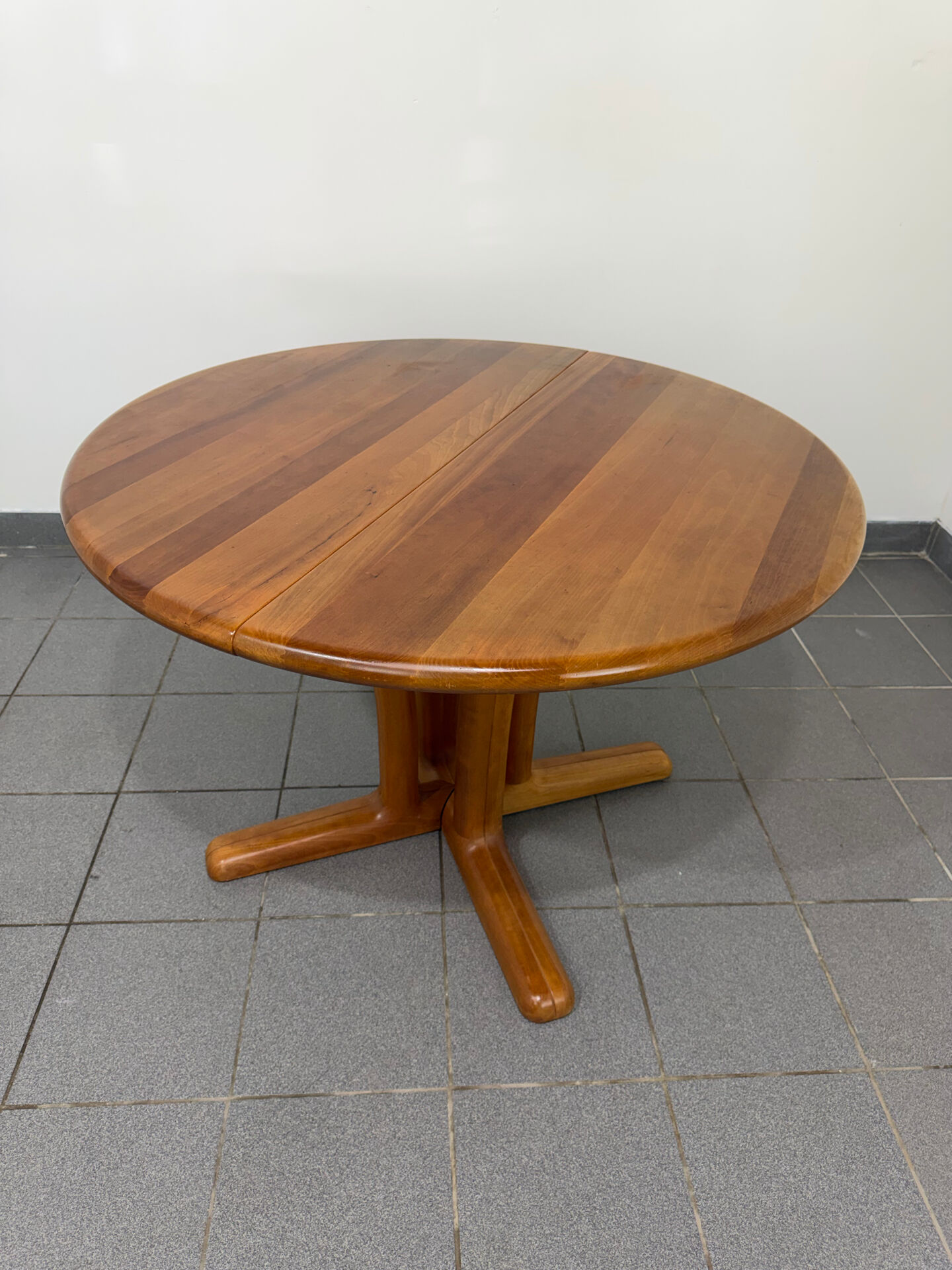 Dyrlund extendable round table in teak – Danish design – 4 to 6
