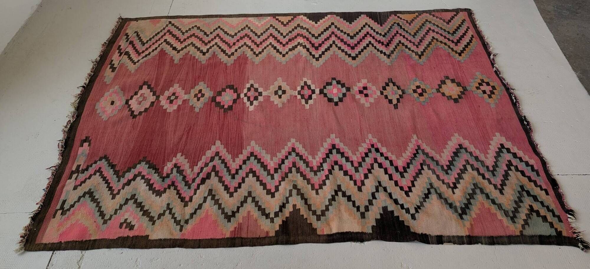 Tapis kilim ancien dans des tons rose