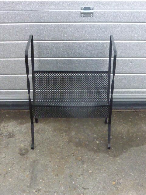 Porte revues en tole perforée noire vintage 1950/1960