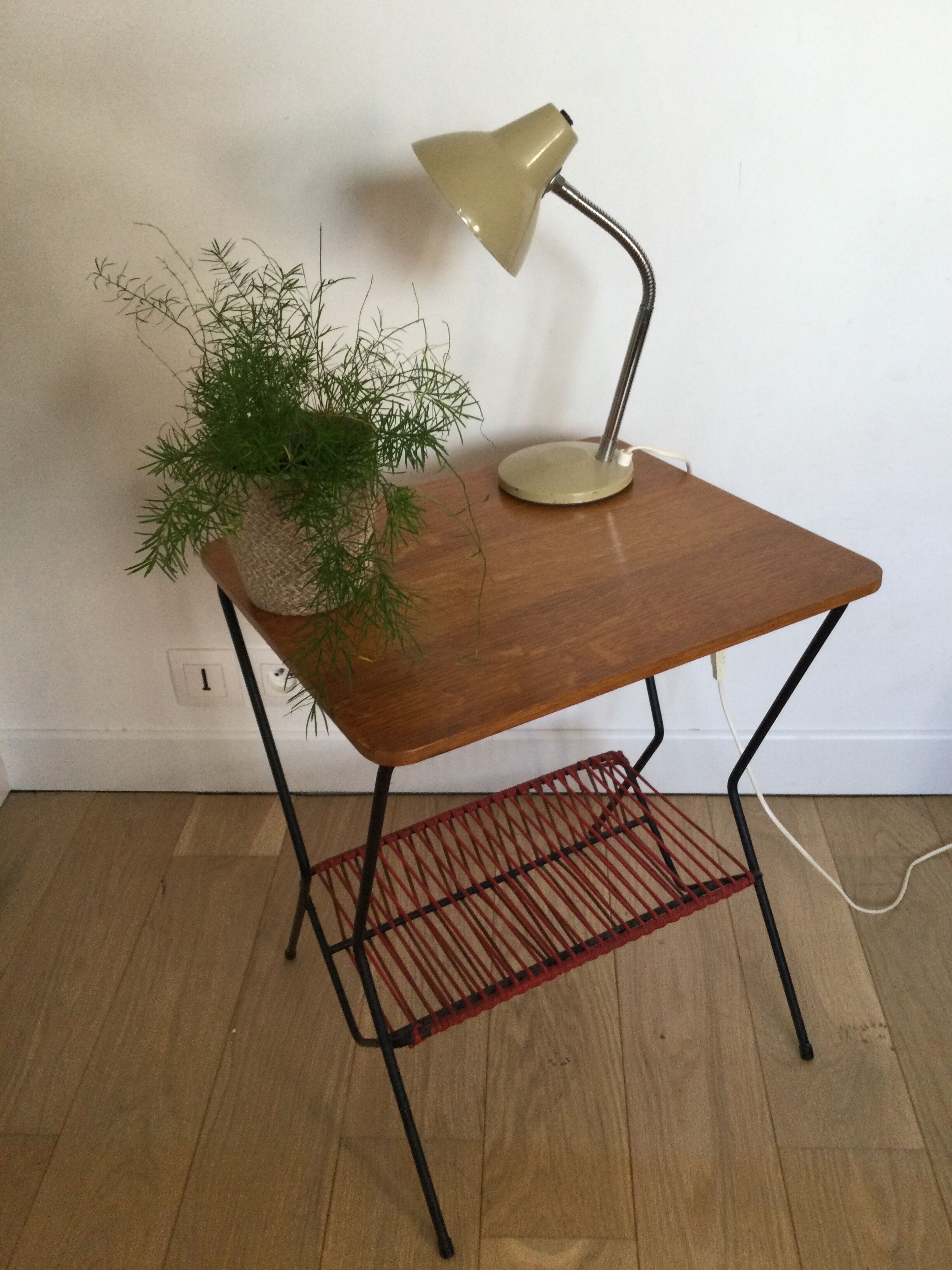 Table bois années 50 avec range vinyles et revues scoubidou