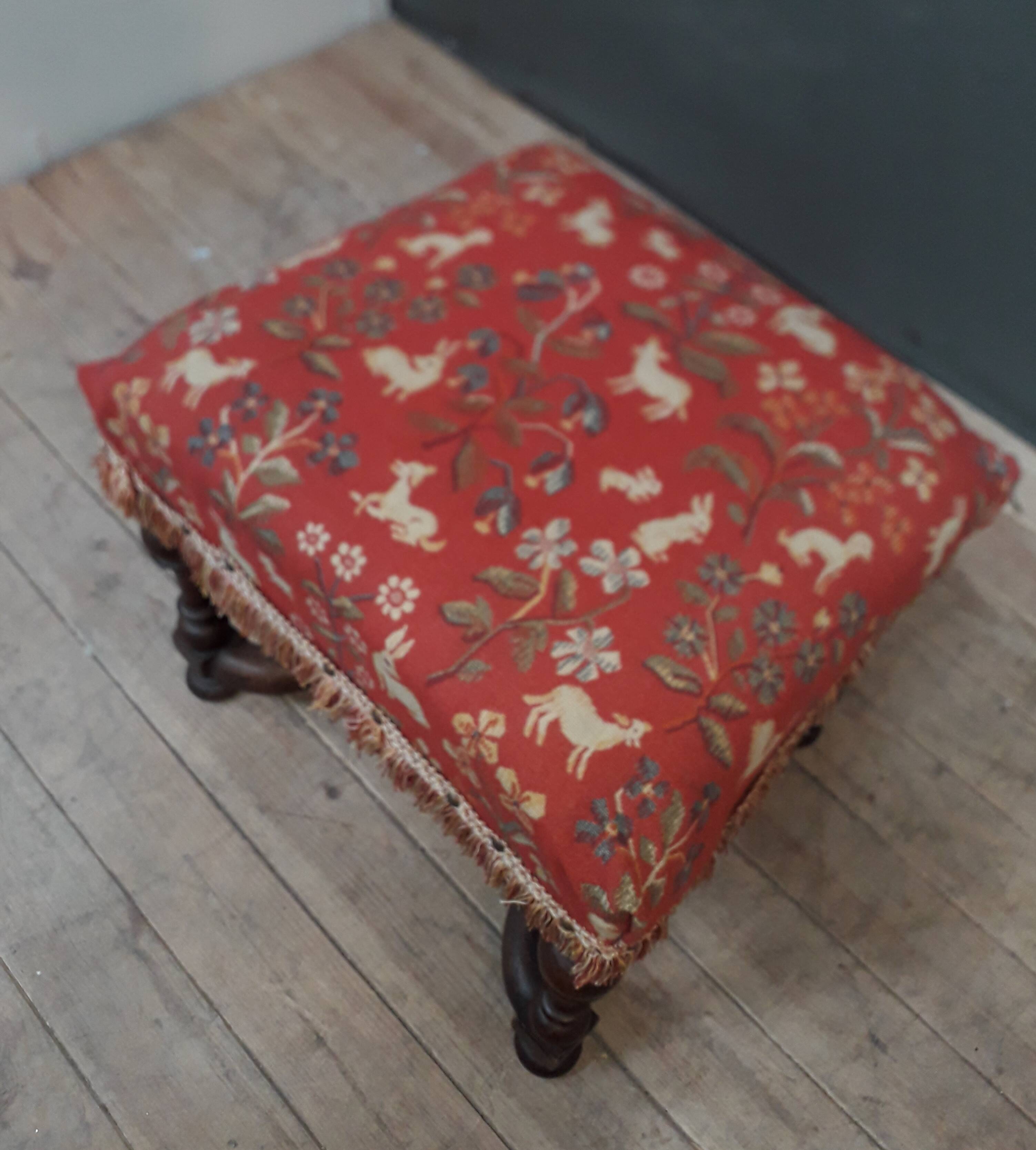 Pouf style Louis XIII