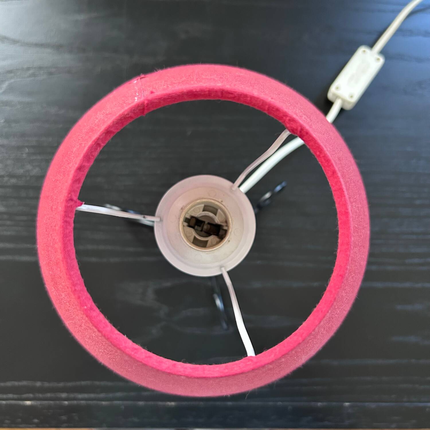 Lampe tripode en métal noir et coton rouge