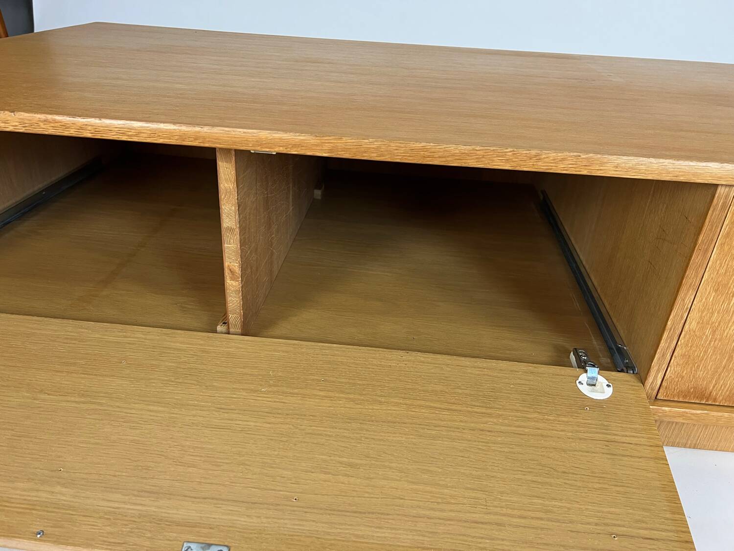 Meuble TV HiFi phono vintage bas chêne WK milieu du siècle années 60