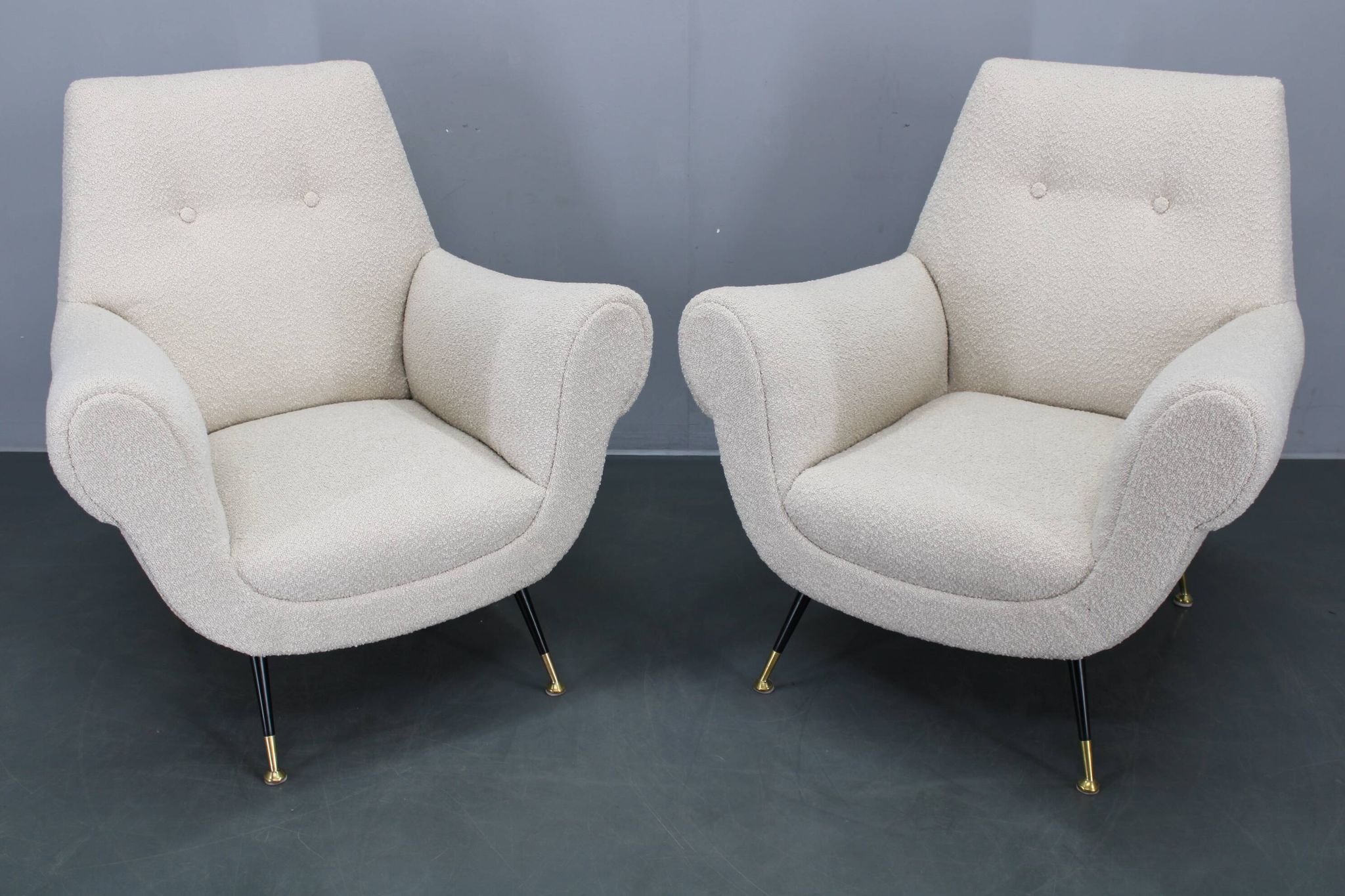 Paire de fauteuils bouclés italiens du milieu du siècle, pieds en fer et laiton, années 1950