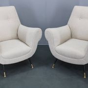 Paire de fauteuils bouclés italiens du milieu du siècle, pieds en fer et laiton, années 1950