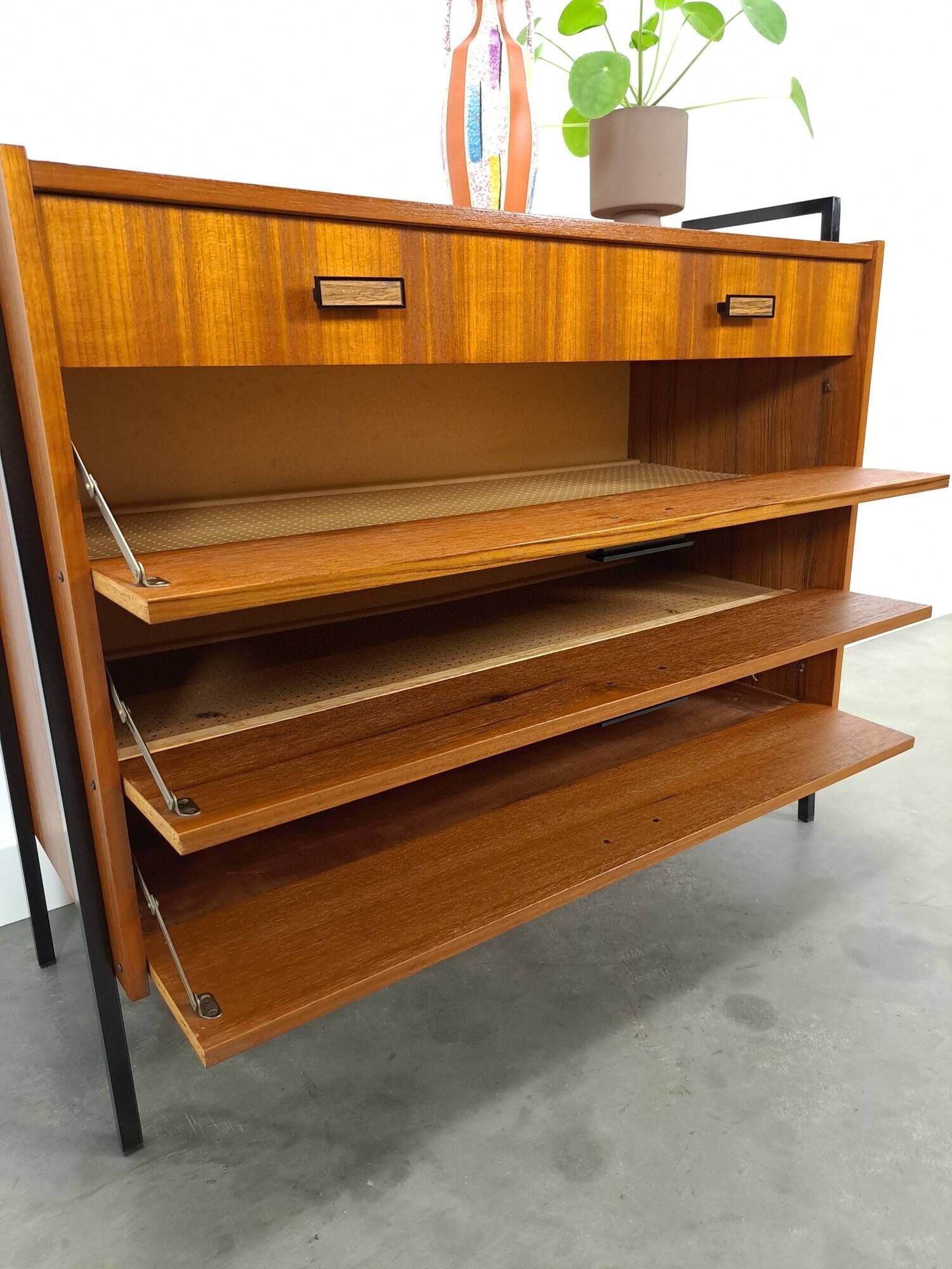 Teak schoenenkast met zwart metalen poten, nr. 1