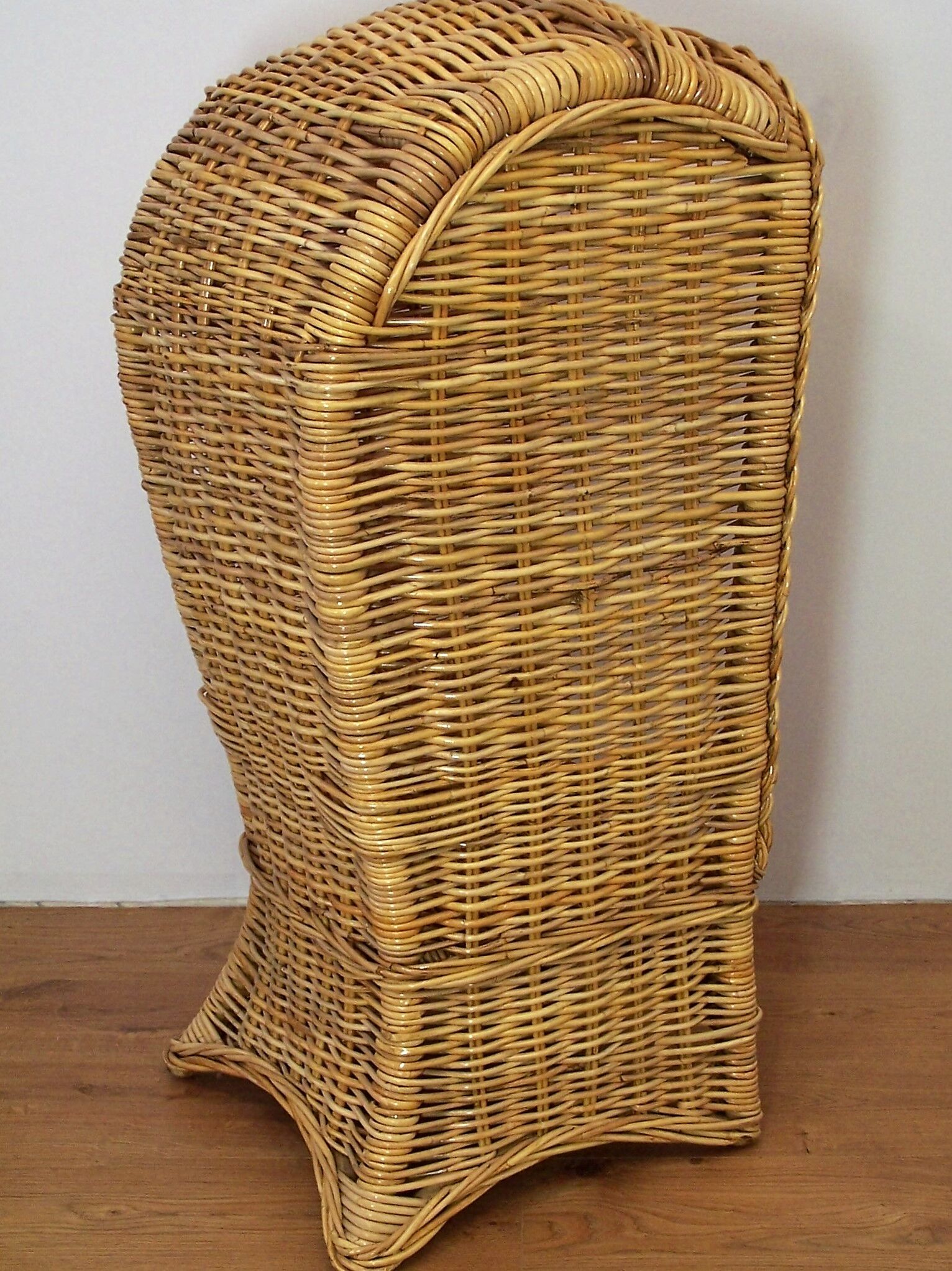 Children's rattan chair called "cabin"
