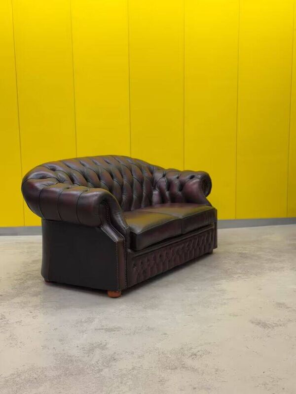 Canapé Chesterfield 2 places d'origine anglaise - Cuir vintage couleur sang de bœuf