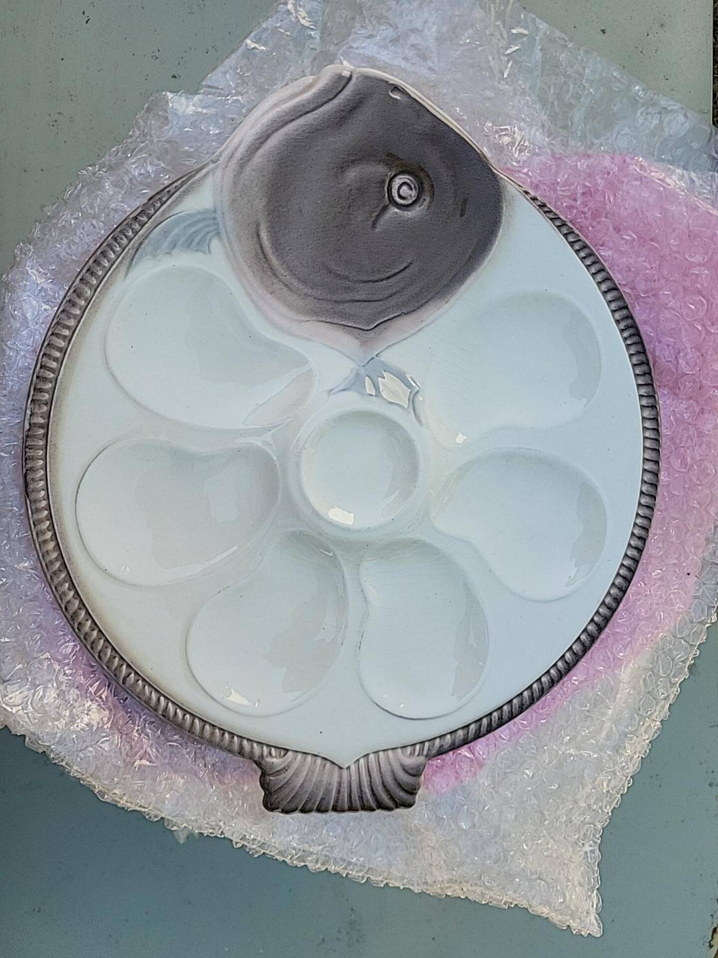 11 Longwy oyster plates with wells and a central compartment.