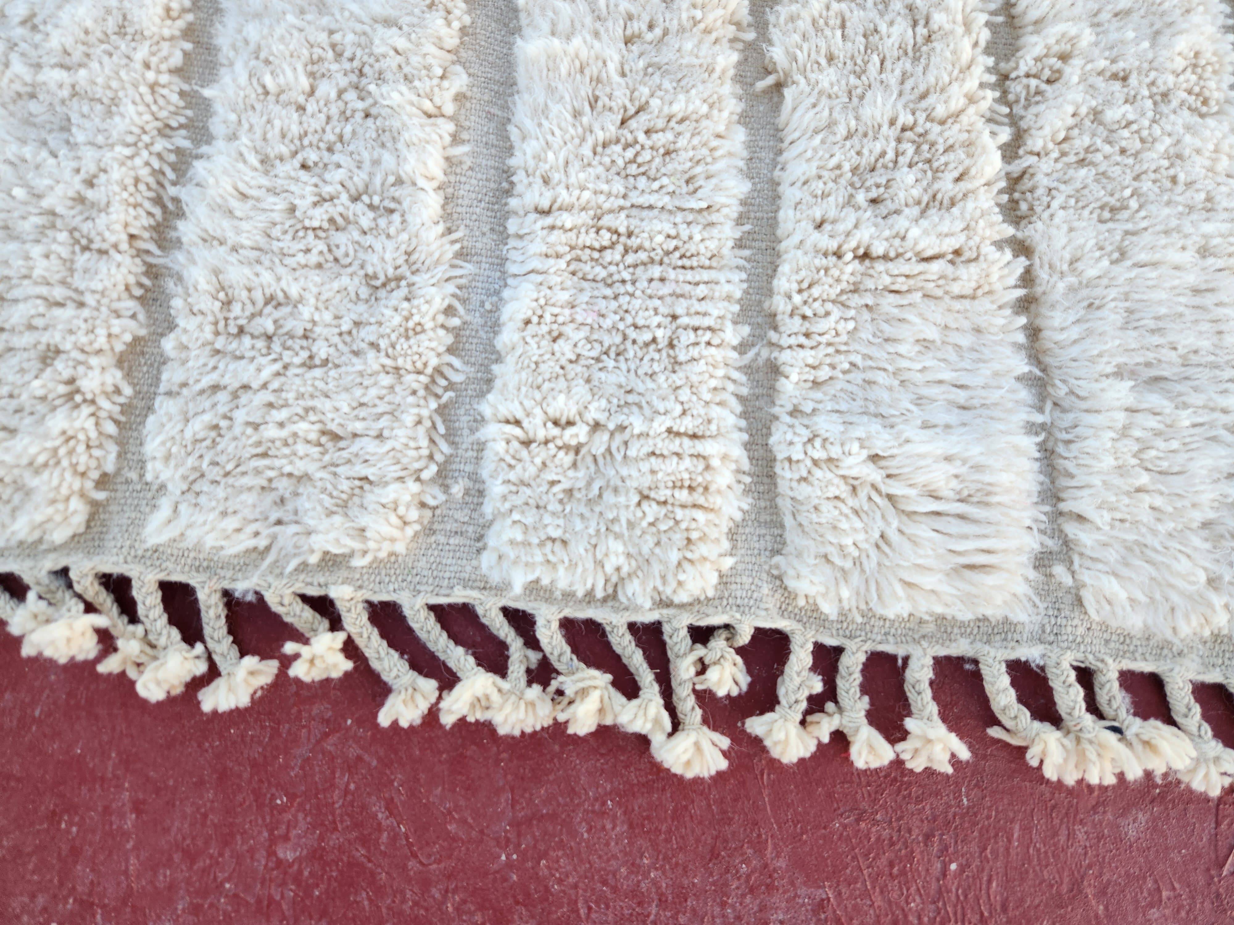 Beni Ouarain rug 240x160 cm – Natural Undyed Wool – Sculpted Relief Pattern