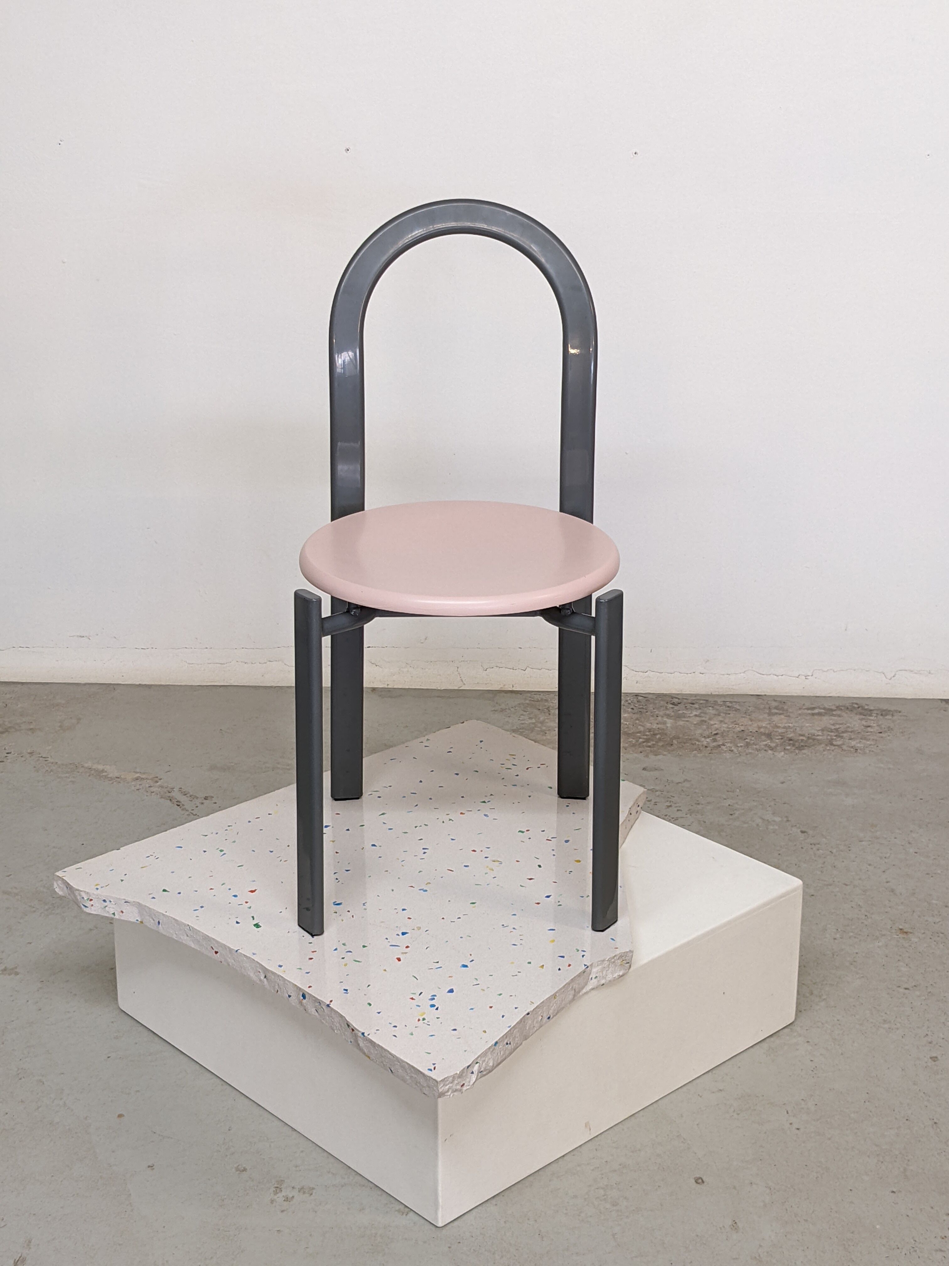 Suite of 4 80s design chairs published by Samo