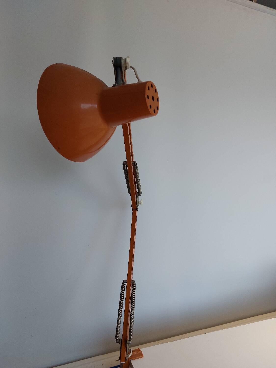 Articulated industrial workshop lamp