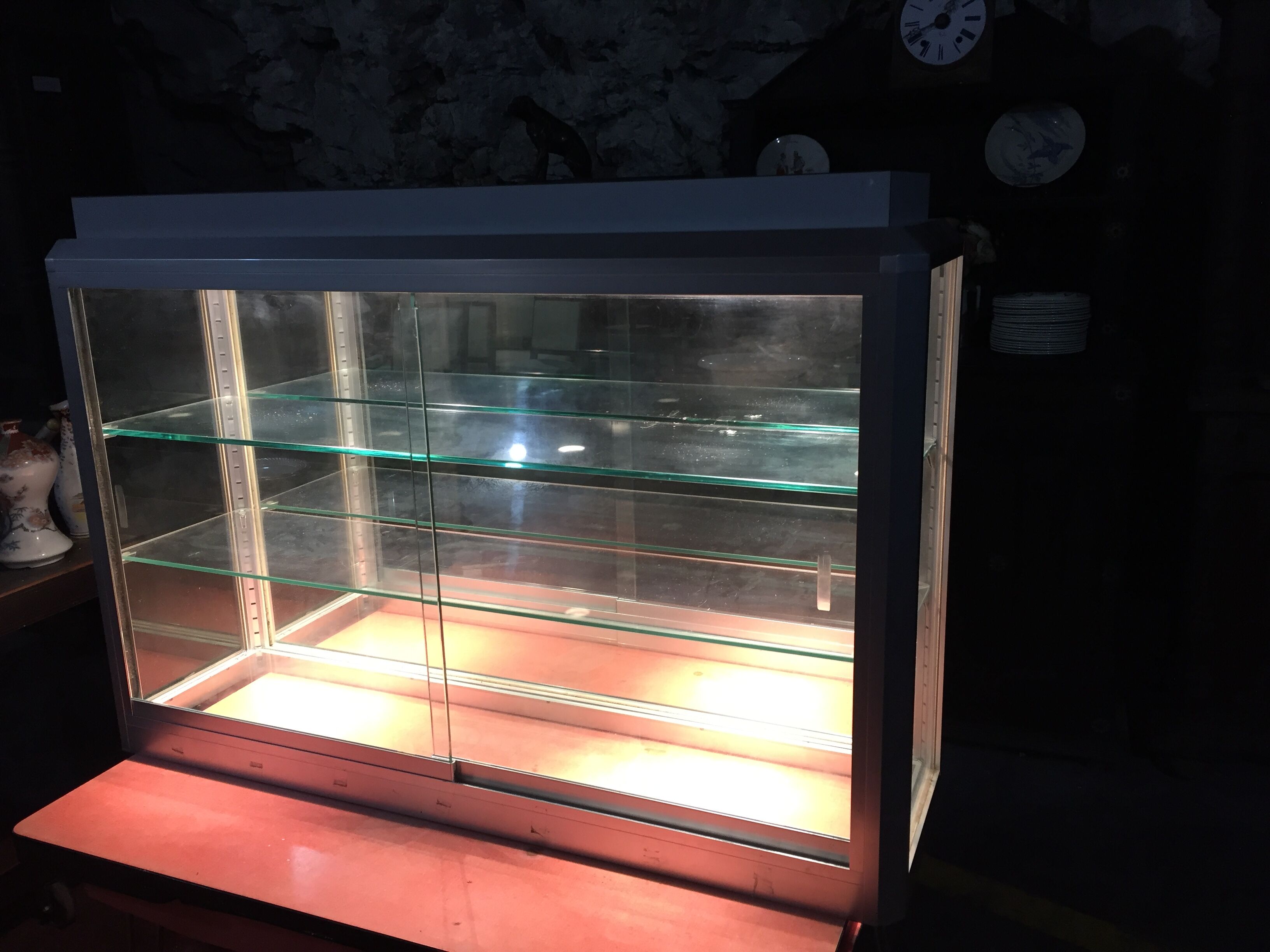 Illuminating showcase aluminum frame