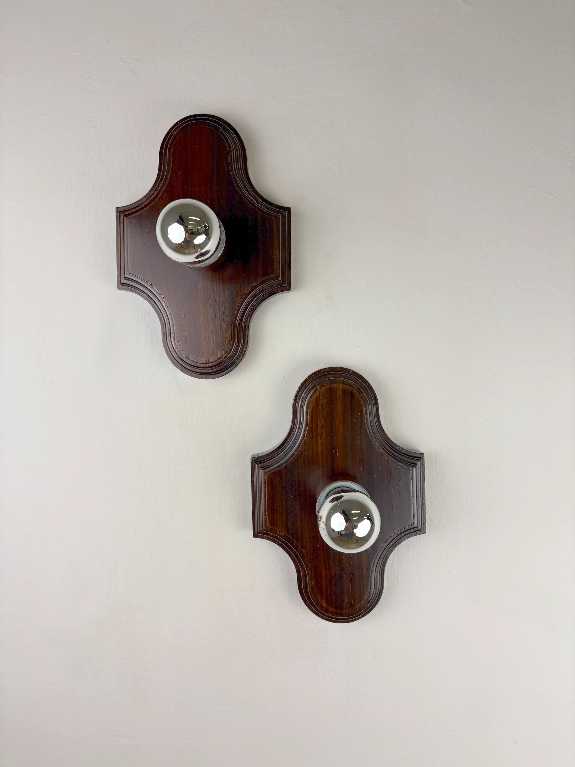 Pair of geometric Art Deco wall lights, carved wood, France, 1960s