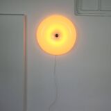 Grande applique murale italienne moderne du milieu du siècle en plexiglas et laiton