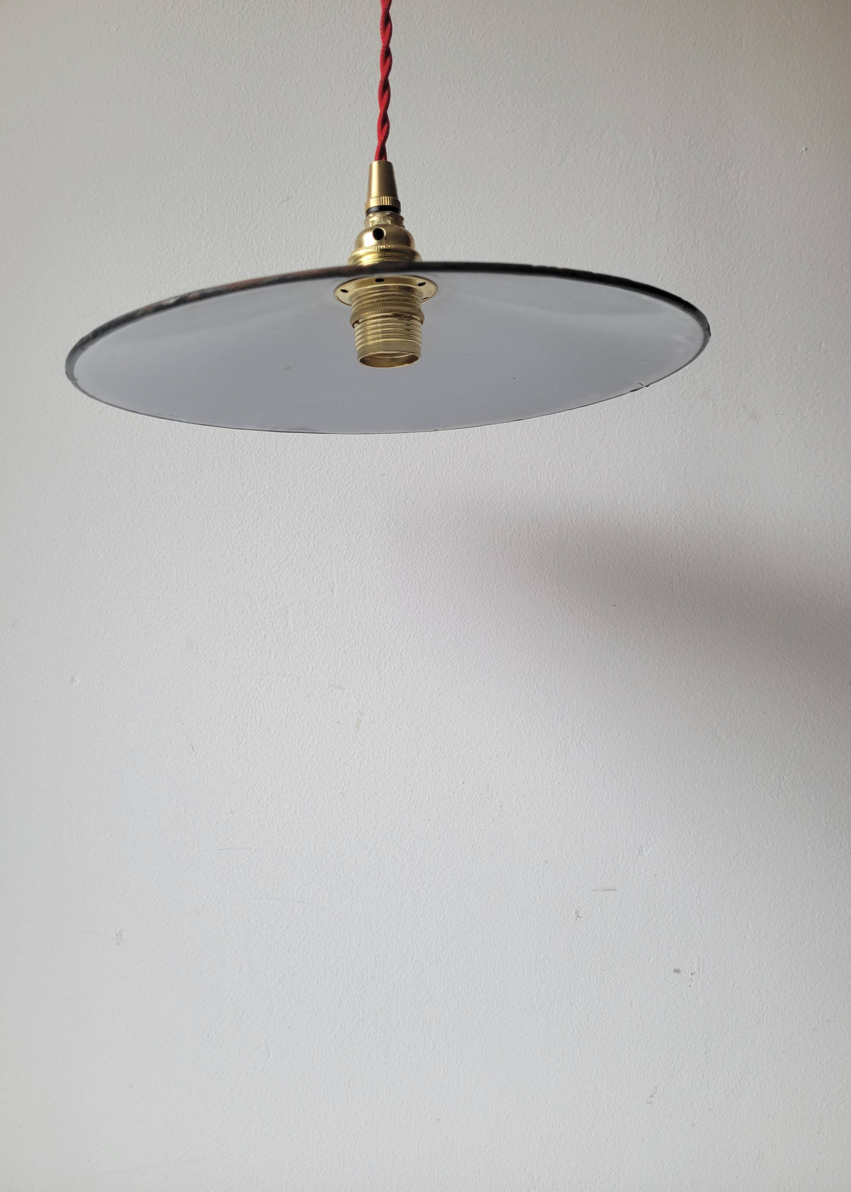 Workshop suspension in enamelled sheet metal