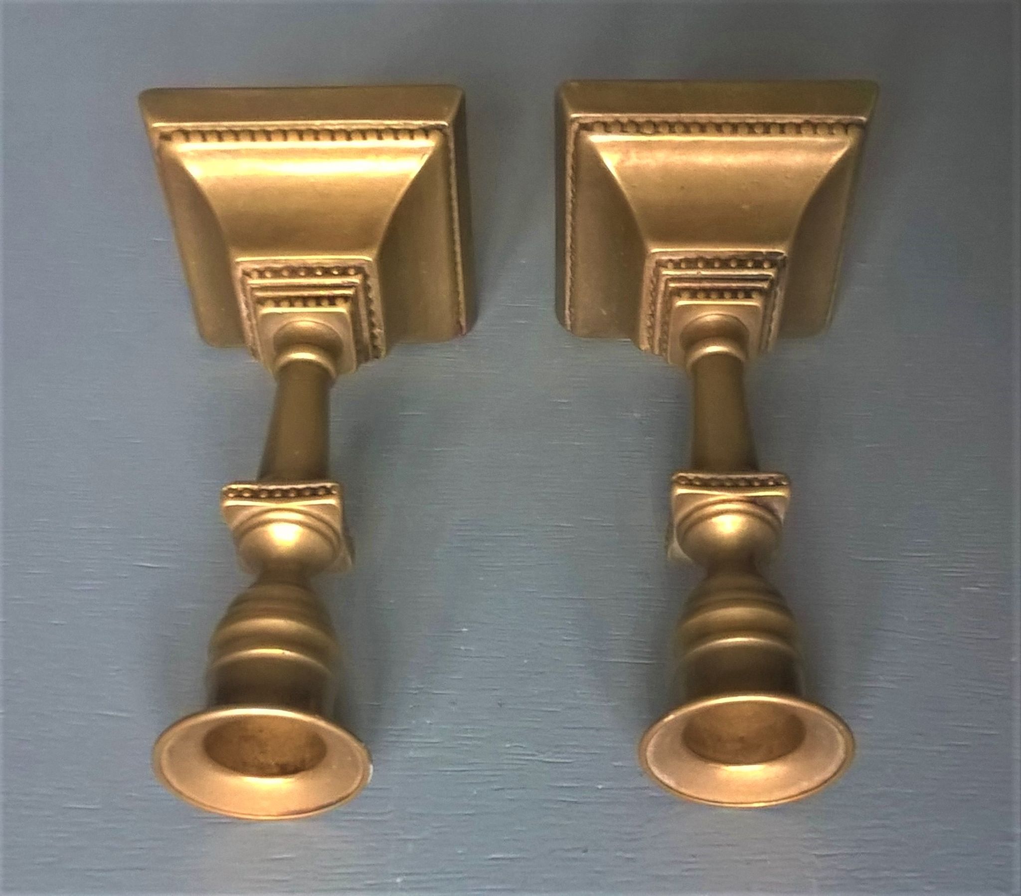 Pair of small vintage candlesticks in patinated brass Scandinavian style with square feet - 1970s