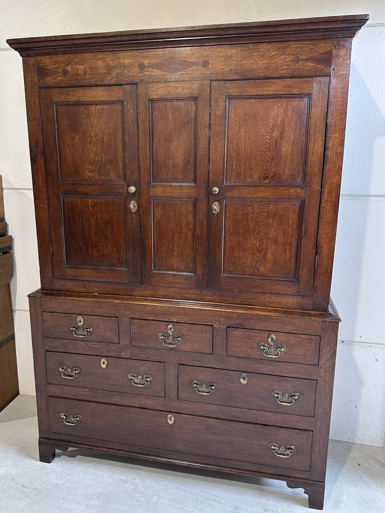 Beautiful 18th-century Welsh oak cabinet