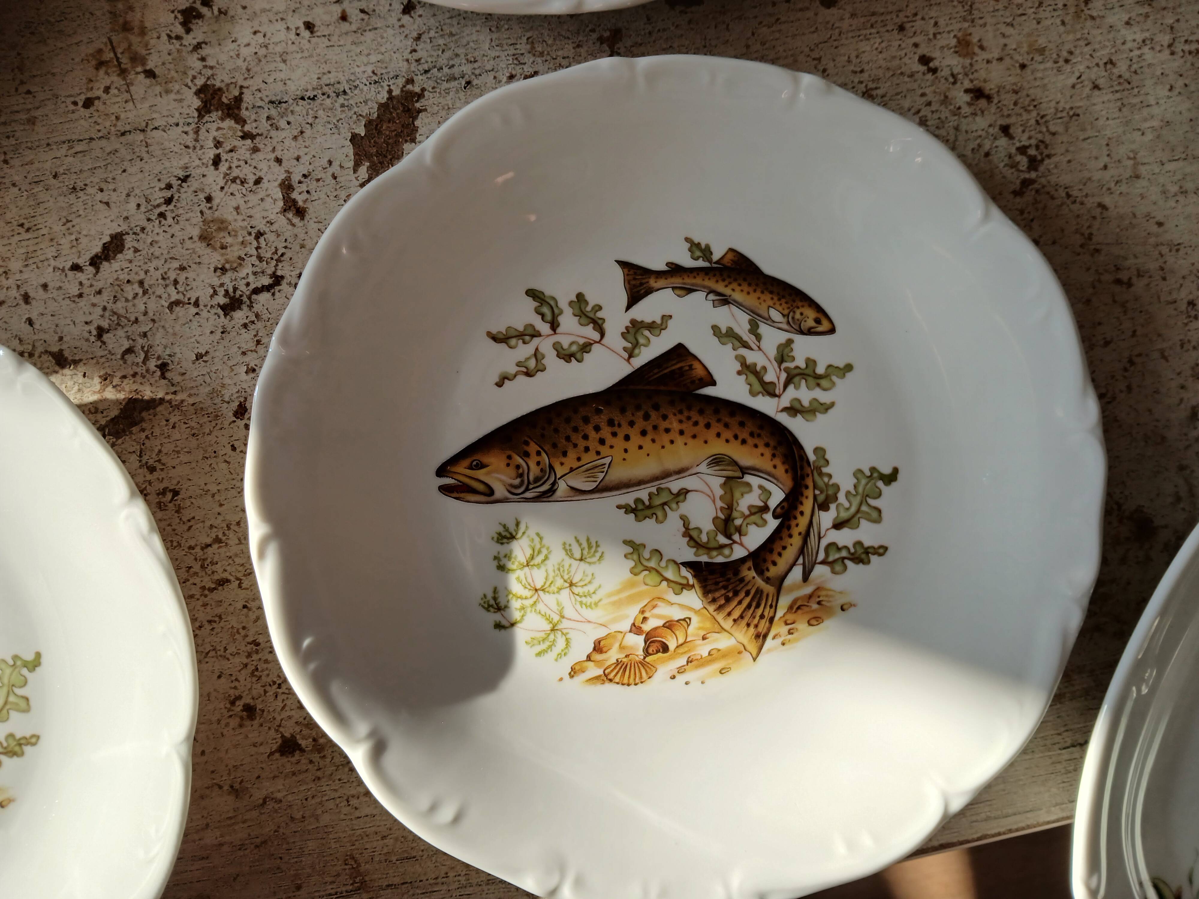 11 dinner plates, one large oval dish, and one gravy boat.