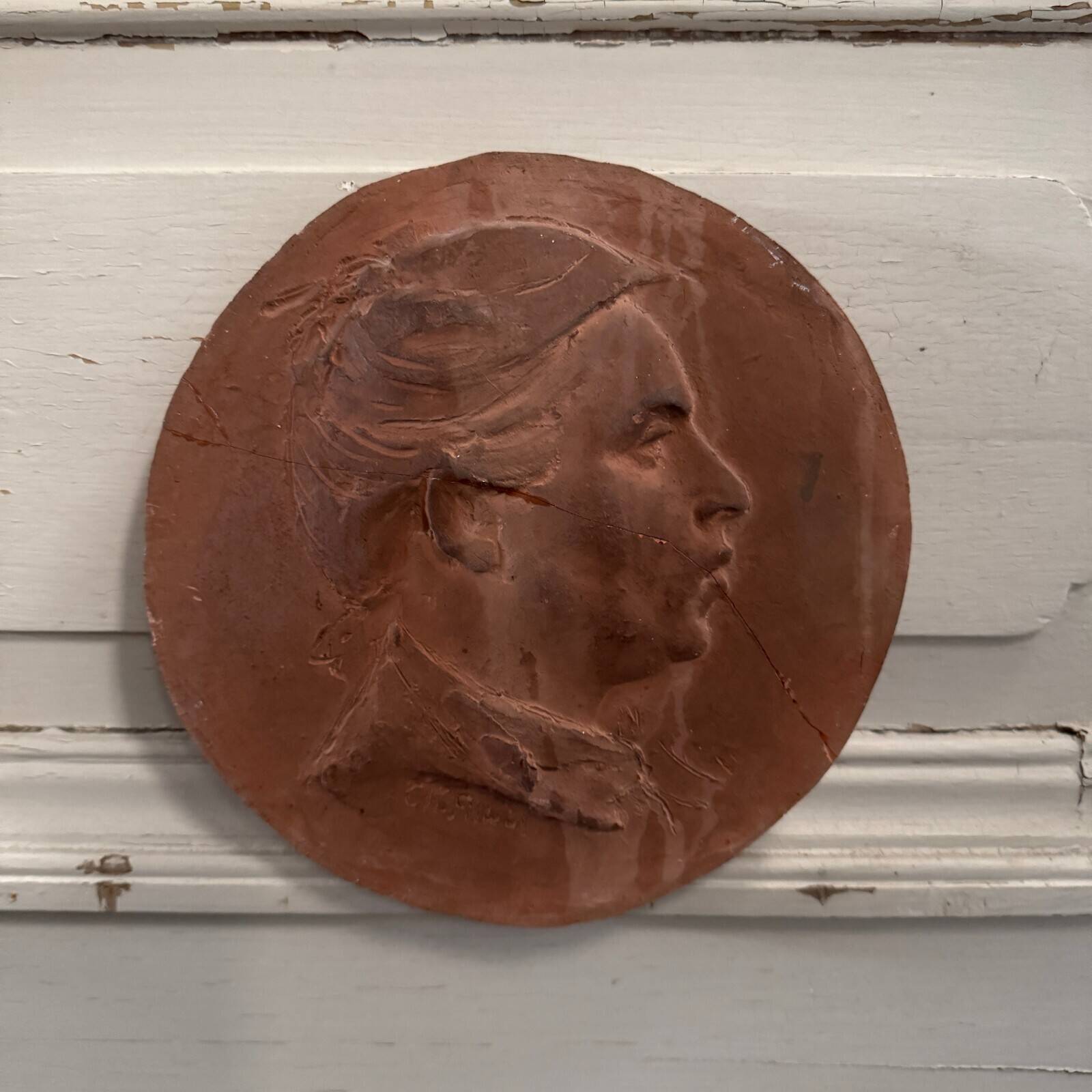 Médaillon en terre cuite par Charles Filleul travail d'atelier, XXe s.