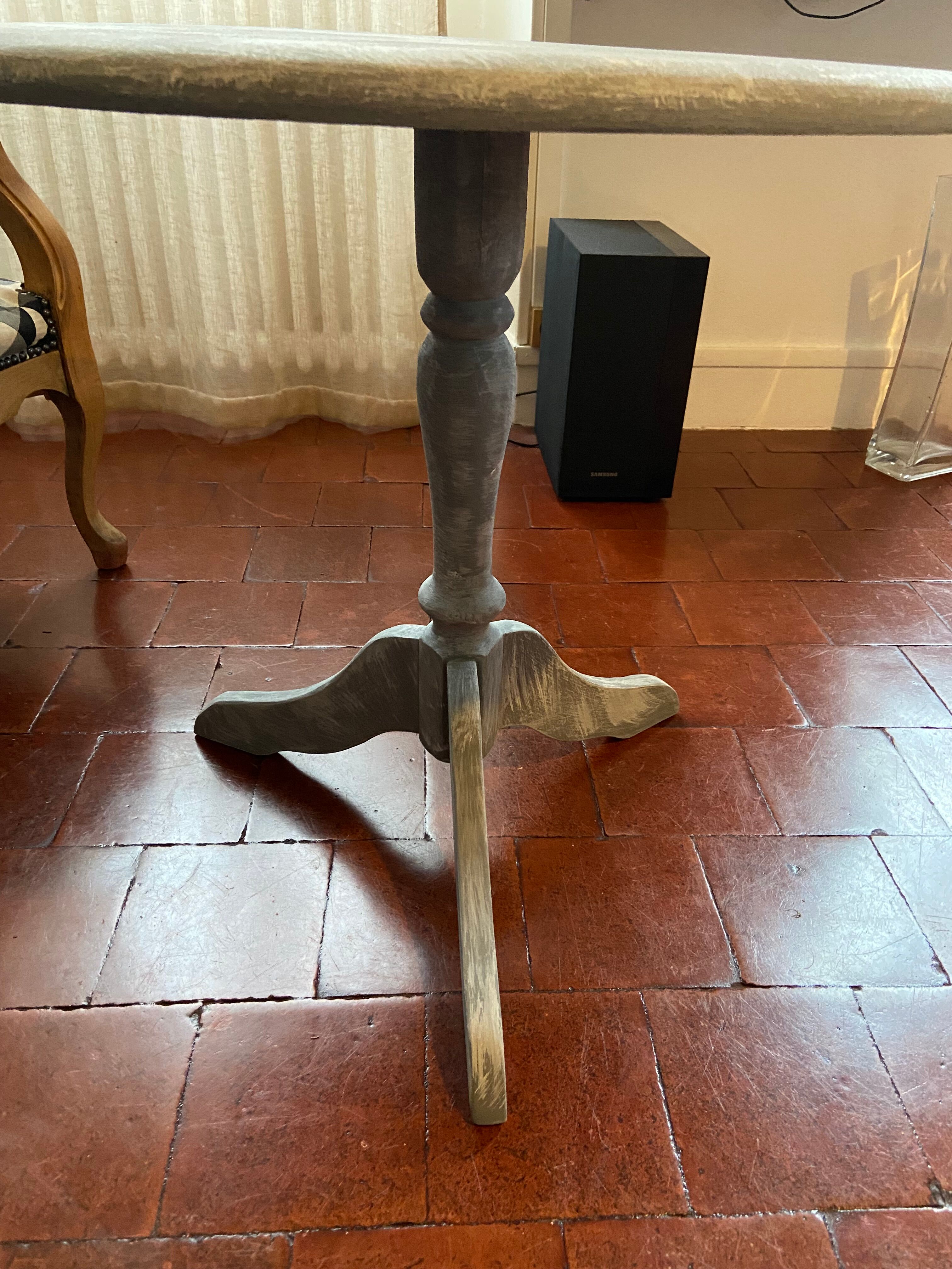 Patinated wooden pedestal table