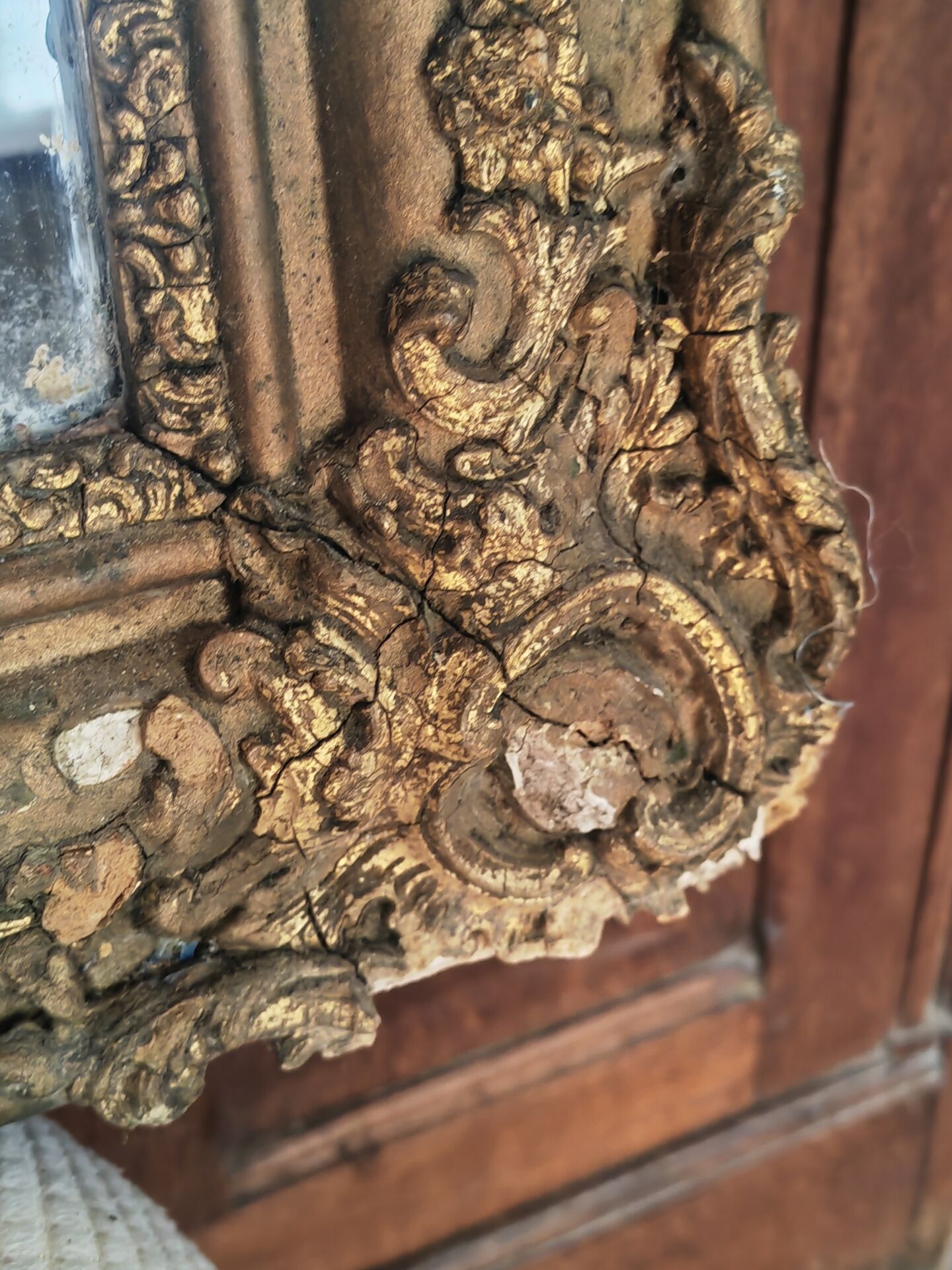 Large gilded mirror from the 19th century.